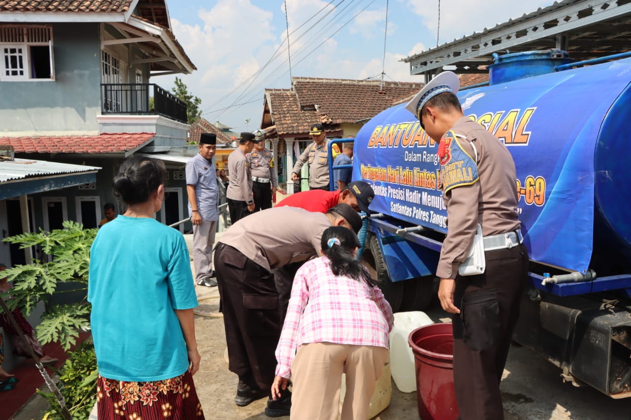 HUT Ke-69 Lalulintas Bhayangkara Bansos Air Bersih Kepada Warga