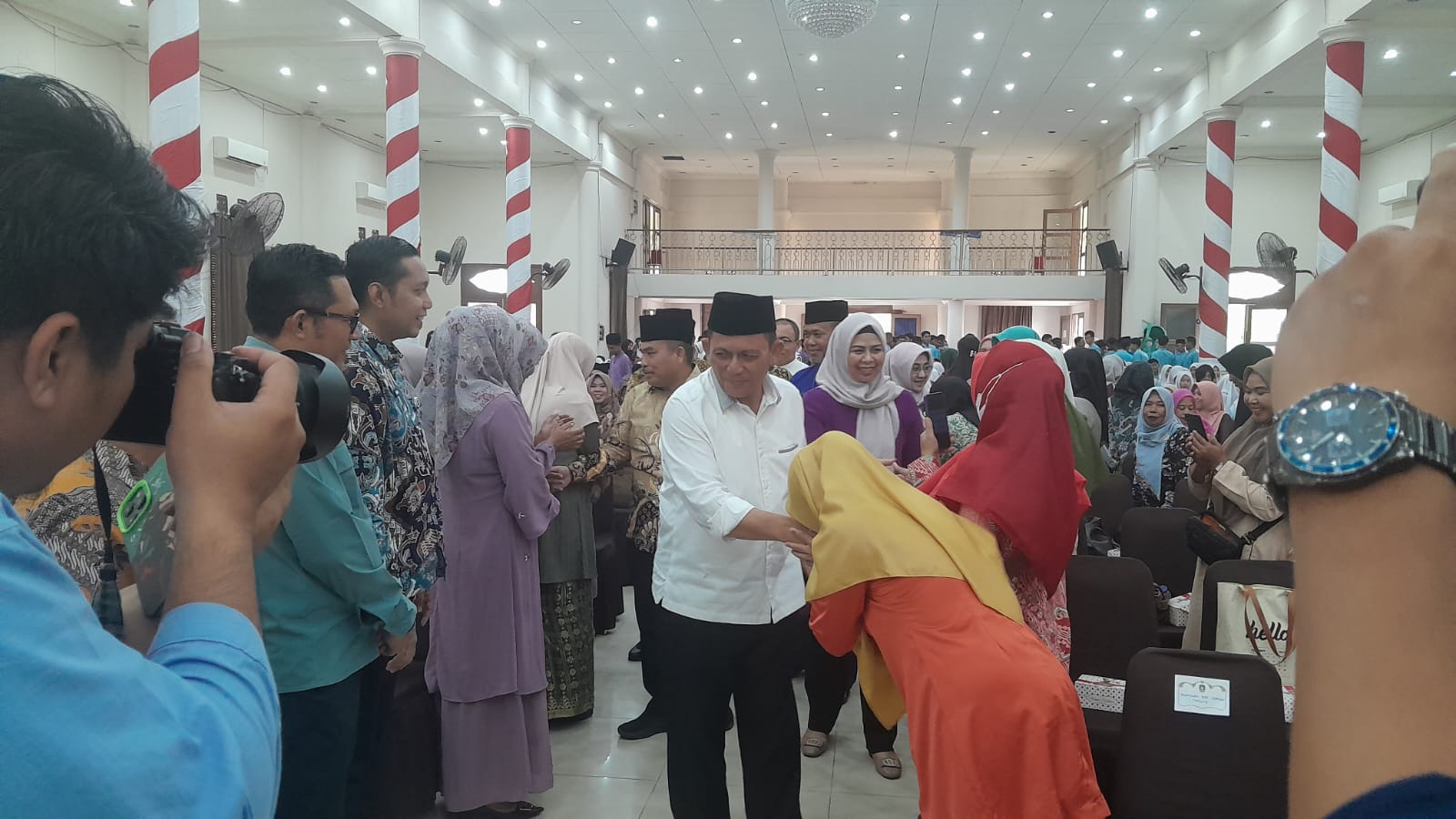 Gubernur Kepri Serahkan Bantuan di Kecamatan Bunguran Timur, Natuna*