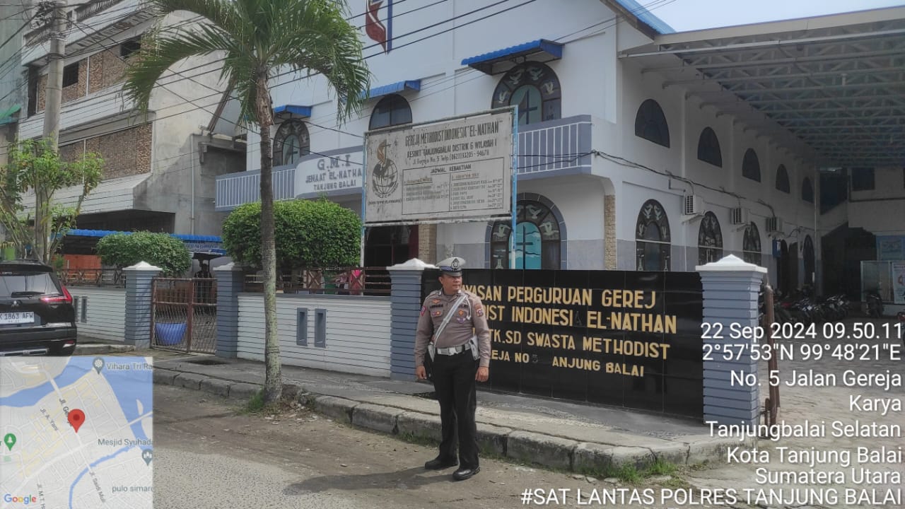 Sat Lantas Polres Tanjung Balai Pengaturan Arus Lalulintas di Jalan Depan Gereja Yang Melaksanakan Ibadah Minggu 