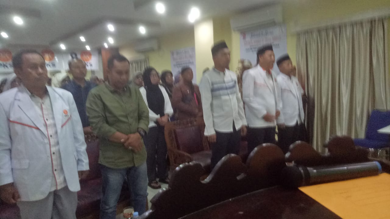 Konsolidasi dan Deklarasi PKS Kabupaten Lingga untuk Paslon Nizar dan Novrizal

LINGGA | Go Indonesia.id – Partai Keadilan Sejahtera (PKS) Kabupaten Lingga, Kepri, mengadakan konsolidasi dan deklarasi untuk pasangan calon Bupati Nizar dan Wakil Bupati Novrizal dalam rangka menghadapi Pilkada 2024. Acara ini berlangsung pada 22 September 2024 di One Hotel, Dabo Singkep.

Acara dimulai setelah ba'da Isya, sekitar pukul 19:30 WIB. Dalam sambutannya, Ketua DPD PKS Kabupaten Lingga, Bapak Salmizi, dan Bapak Alghazali SH, MH, mengingatkan seluruh kader untuk menunjukkan komitmen mereka dalam Pilkada yang akan datang.

Calon Wakil Bupati Lingga, Novrizal, yang akrab disapa Bang Nov, mengajak semua kader untuk bersama-sama membangun Kabupaten Lingga menuju kemajuan yang lebih baik. Ia juga menyampaikan rasa terima kasih kepada DPD PKS Kabupaten Lingga atas dukungan yang diberikan.

Melalui kegiatan konsolidasi dan deklarasi ini, Bang Nov berharap pemerintah daerah Kabupaten Lingga dan DPD PKS dapat bersinergi demi memajukan daerah menjelang Pilkada pada November 2024.

Reporter: M. Johari
