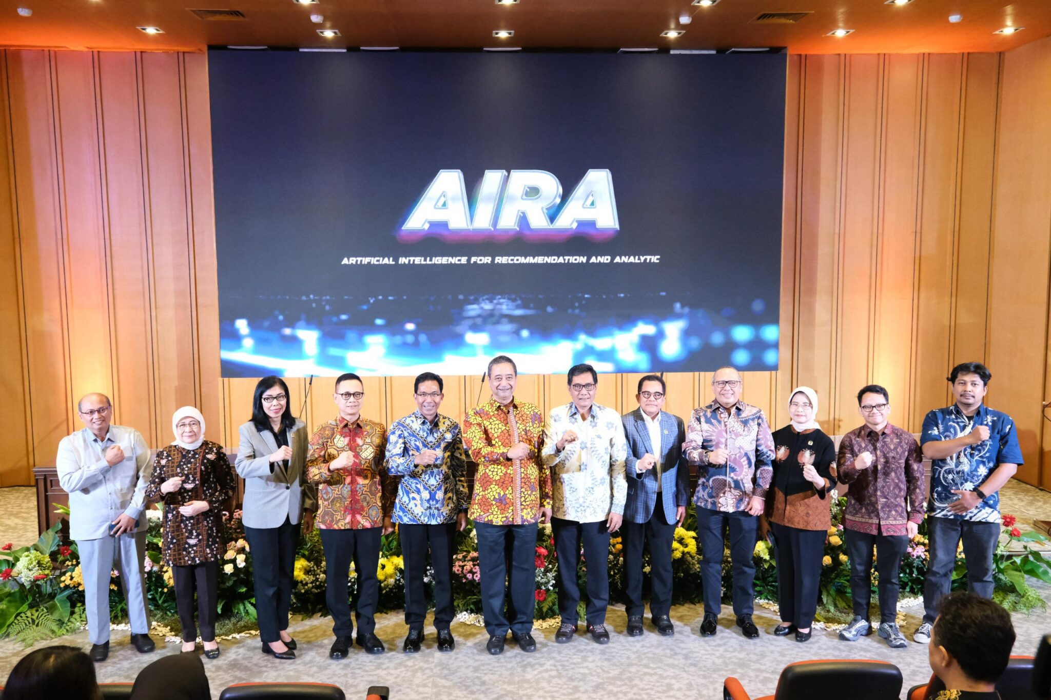JAKARTA - Sekretaris Jenderal (Sekjen) Kementerian Agraria dan Tata Ruang/Badan Pertanahan Nasional (ATR/BPN), Suyus Windayana bersama Sekjen Dewan Perwakilan Rakyat Republik Indonesia (DPR RI), Indra Iskandar menandatangani Nota Kesepahaman tentang Peningkatan Kualitas Penyelenggaraan Pelayanan Publik. Penandatanganan dilakukan di Gedung Nusantara II, DPR RI pada Senin (23/09/2024).

“Hari ini kita menandatangani Nota Kesepahaman dengan DPR RI terkait dengan penanganan sengketa yang ditangani oleh DPR RI. Saya harap melalui Nota Kesepahaman ini, interoperability antara pengaduan diterima oleh Kementerian ATR/BPN dan DPR RI, serta Ombudsman RI bisa disinkronkan,” jelas Suyus Windayana saat ditemui usai penandatanganan Nota Kesepahaman.

Sekjen Kementerian ATR/BPN juga berharap, instansi yang menandatangani Nota Kesepahaman ini ke depannya memastikan pengaduan yang diterima sesuai dengan kewenangan masing-masing, sehingga tidak terjadi tumpang tindih.

“Jadi jangan sampai ada satu bidang (divisi instansi, red) diadukan oleh beberapa bidang, padahal itu subjeknya (masalah/pengadunya, red) sama saja. Jadi kita akan sinkronkan supaya pengaduannya itu bisa kita monitor,” tutur Suyus Windayana.

Adapun Nota Kesepahaman menuangkan terkait kerja sama dalam pencegahan maladministrasi; percepatan penyelesaian laporan masyarakat; pemanfaatan sarana dan prasarana; pengembangan kompetensi sumber daya manusia; dan pertukaran data dan/atau informasi.

Penandatanganan Nota Kesepahaman ini merupakan bagian dari acara Kick Off AIRA (Artificial Intelligence for Recommendation and Analytic). Hadir membuka acara, yakni Anggota DPR RI Komisi X, Ferdiansyah. Selain dengan Kementerian ATR/BPN, DPR RI dalam kesempatan ini juga melakukan penandatangan Nota Kesepahaman dengan Ombudsman RI.

Sebelumnya, Kementerian ATR/BPN sudah melakukan penandatanganan Nota Kesepahaman dengan Ombudsman RI terkait peningkatan kualitas penyelenggaraan pelayanan publik yang sudah berjalan sejak tahun 2018.

Hadir mendampingi Sekjen Kementerian ATR/BPN, Kepala Biro Perencanaan, Dony Erwan dan Kepala Biro Hubungan Masyarakat, Harison Mocodompis beserta jajaran. (GE/FA)

Sumber : Biro Hubungan Masyarakat
Kementerian Agraria dan Tata Ruang/
Badan Pertanahan Nasional
Reporter :