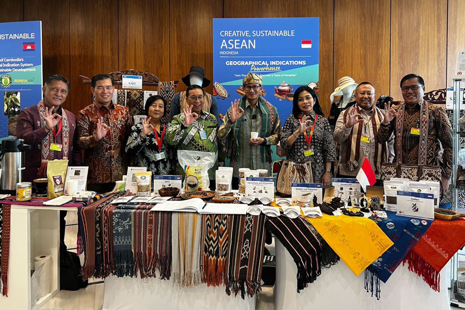 JENEWA - Menteri Pariwisata dan Ekonomi Kreatif/Kepala Badan Pariwisata dan Ekonomi Kreatif (Menparekraf/Kabaparekraf) Sandiaga Salahuddin Uno mempromosikan potensi kekayaan intelektual Indonesia di hadapan perwakilan negara-negara anggota WIPO (World Intellectual Property Organization/Organisasi Kekayaan Intelektual Dunia). Menparekraf Sandiaga dalam sambutannya di acara ASEAN Reception – On The Sidelines Of The 65th Series Of Meetings Of The Assemblies Of The Member States Of WIPO di Jenewa, Swiss, Senin (15/7/2024) waktu setempat, mengatakan Indonesia memiliki potensi kekayaan intelektual yang sangat kaya. Kekayaan intelektual ini, lanjut Sandiaga, banyak diasimilasikan dengan tradisi dan budaya masyarakat Indonesia yang beraneka ragam. "Kekayaan intelektual di Indonesia sangat berkaitan dengan tradisi dan budaya setempat. Karena hampir seluruh kekayaan intelektual di Indonesia menyisipkan unsur-unsur kebudayaan lokal," kata Sandiaga. Oleh karena itu, Menparekraf Sandiaga menyampaikan, pihaknya senantiasa bekerja sama dengan berbagai pihak untuk menjaga agar tradisi dan budaya setempat tidak tergerus perkembangan zaman. "Tidak hanya sebagai sumber inspirasi, tradisi dan budaya Indonesia yang beragam juga merupakan daya tarik utama dari pariwisata dan ekonomi kreatif di Indonesia. Sehingga kami senantiasa menjaga agar tradisi dan budaya yang kaya ini tidak terkikis oleh zaman," katanya. Dalam acara ini Sandiaga juga memperkenalkan salah satu kesenian tradisional khas Sumatra Barat, Tari Piring. "Ini merupakan salah satu dari sekian banyak kesenian tradisional Indonesia yang beragam, kami harap suguhan ini bisa merepresentasikan betapa kayanya tradisi dan budaya Indonesia," tutup Sandiaga. Reporter : Iskandar Sumber : I Gusti Ayu Dewi Hendriyani Kepala Biro Komunikasi Kementerian Pariwisata dan Ekonomi Kreatif/Badan Pariwisata dan Ekonomi Kreatif