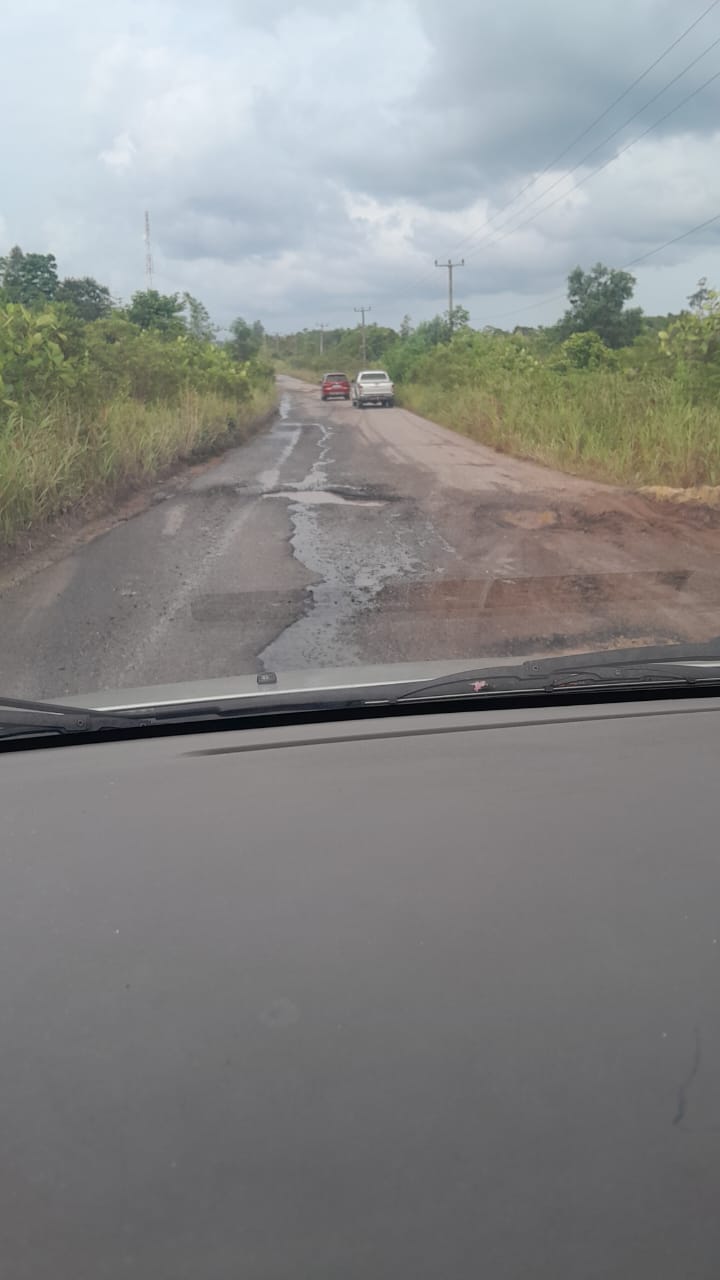 Kerusakan Parah Jalan Lintas Ranai-Binjai Diduga Akibat Truk Proyek Tambang*