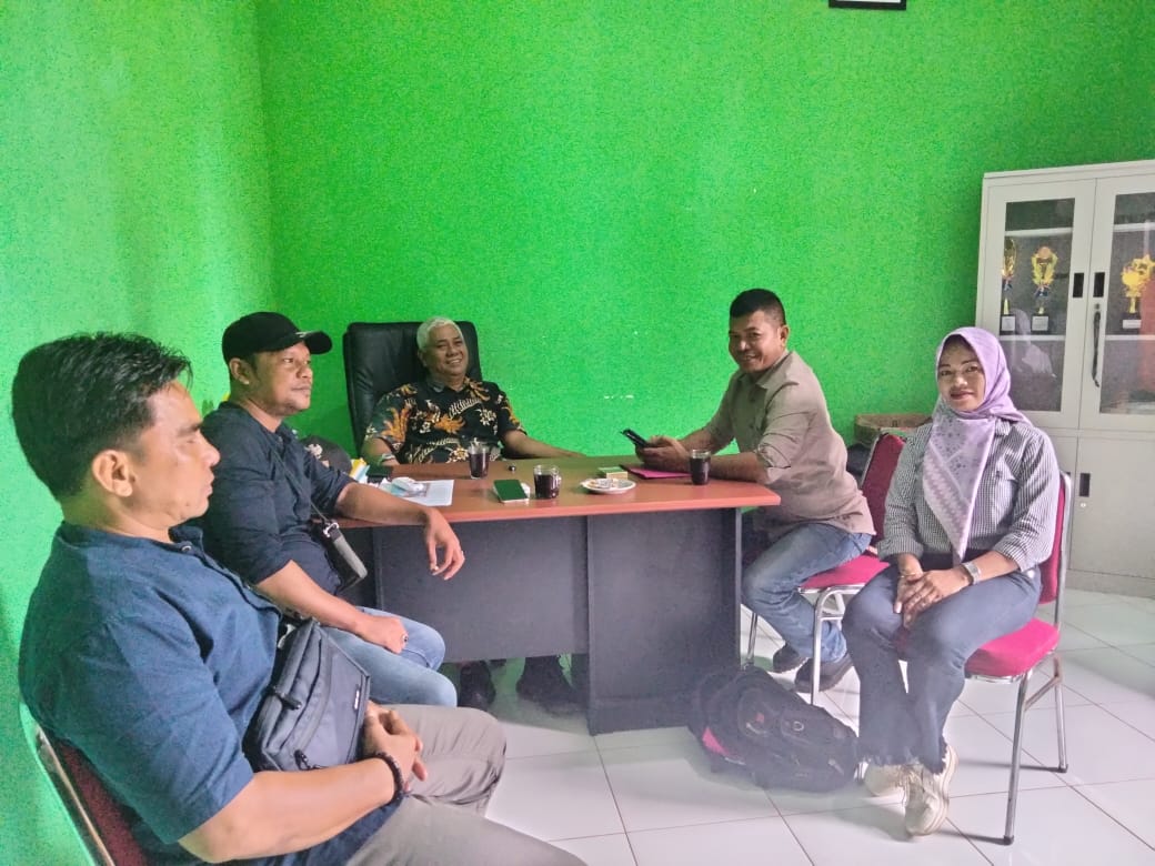 Silaturahmi IWO Indonesia Natuna ke Kades Gunung Putri: Tingkatkan Sinergi Media dan Pemerintahan Desa
