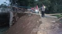 Bhabinkamtibmas Tinjau Jembatan Terdampak Cuaca Ekstrem Wilayah Semaka