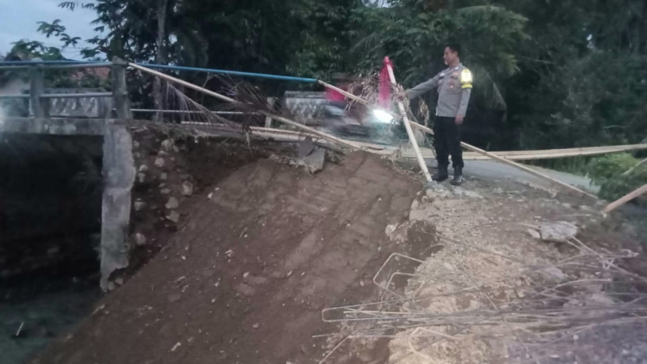 Bhabinkamtibmas Tinjau Jembatan Terdampak Cuaca Ekstrem Wilayah Semaka