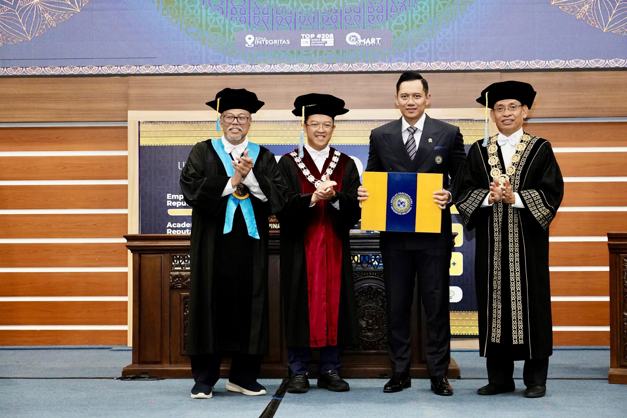 Penuh Haru, Menteri AHY Persembahkan Gelar Doktor untuk Almarhumah Ibu Ani Yudhoyono
