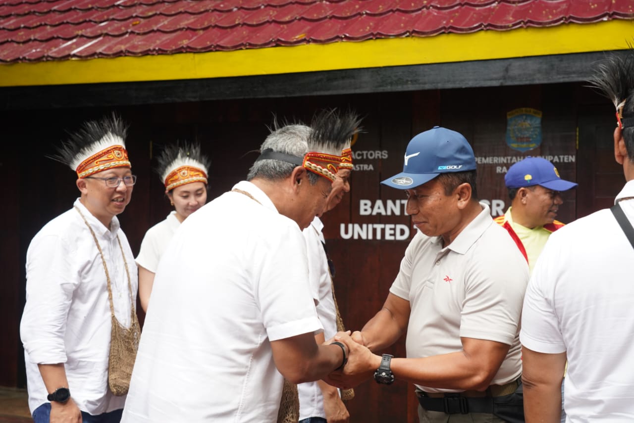 Pangdam Kasuari Bersama United Traktors Serahkan Bantuan Mesin Pengubah Air Asin Menjadi Air Bersih Kepada Masyarakat Pesisir di Wisata Playnemo