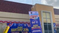 Halo dulur! masih dalam suasana memeriahkan HANTARU 2024, Kantor Pertanahan Kab. Banyuwangi mengadakan senam bersama dalam serangkaian acara puncak Hantaru, (Sabtu, 12/10/2024). Kegiatan ini diikuti seluruh keluarga besar Kantor Pertanahan Kab. Banyuwangi, Ikawati, PPAT, mitra Kantah Banyuwangi dan siswa/i magang. Diawali dengan pelepasan balon sebagai tanda resminya puncak hantaru dan dilanjutkan senam bersama. "Terimakasih kepada seluruh keluarga besar yang telah hadir dalam memeriahkan Hantaru ke-64. Semoga sinergitas dan kolaborasi tetap terjaga antara Kantor Pertanahan Banyuwangi dengan PPAT maupun mitra kerja lainnya, demi memberikan pelayanan pertanahan untuk masyarakat Banyuwangi" ucap Machfoed Effendi, A.Ptnh, Kakan Banyuwangi dalam sambutannya. Dalam puncak Hantaru ini juga diadakan pembagian hadiah sebagai bentuk apresiasi kepada para pemenang lomba Voli, Futsal, Badminton, Catur, Tenis Meja dan kebersihan ruangan yang telah diadakan di bulan September kemarin.