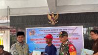 Kantor Pertanahan Serahkan Sertipikat Tanah Program Pendaftaran Tanah Sistematis Lengkap (PTSL) di Balai Desa Kabupaten Banyuwangi