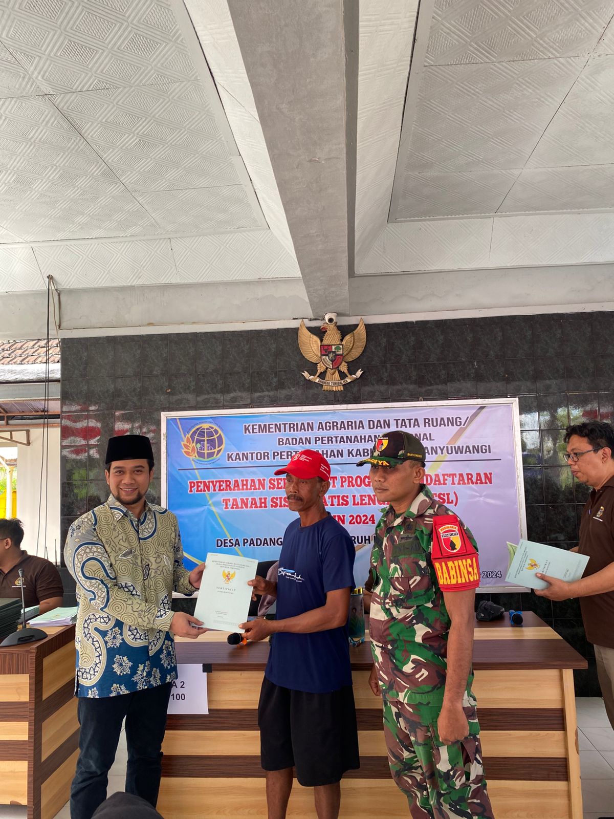 Kantor Pertanahan Serahkan Sertipikat Tanah Program Pendaftaran Tanah Sistematis Lengkap (PTSL) di Balai Desa Kabupaten Banyuwangi