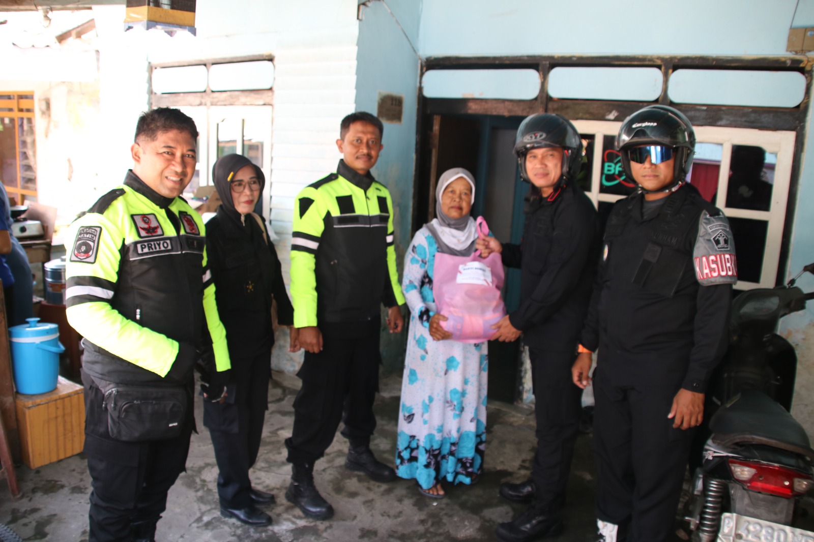 Jalankan Program Akselerasi Menimipas, Lapas Banyuwangi Serahkan Bantuan Sosial untuk Keluarga Warga Binaan