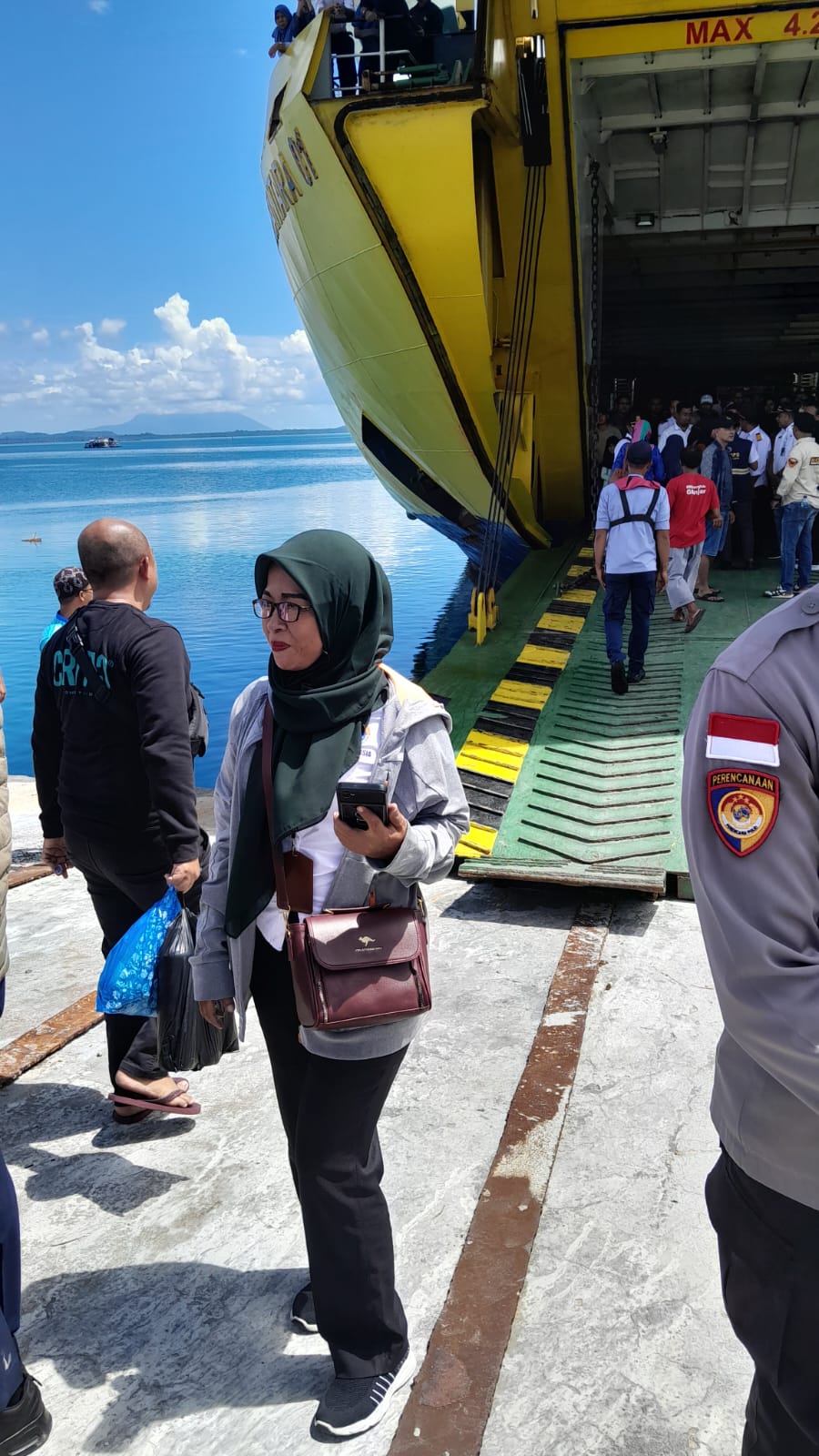 Warga Sedanau Antusias Sambut Kedatangan KMP Bahtera Nusantara 01 di Pelabuhan Sedanau

Sedanau, 8 November 2024 – Warga Sedanau, Kecamatan Bunguran Barat, Kabupaten Natuna, menyambut dengan penuh antusias kedatangan kapal Roro, KMP Bahtera Nusantara 01, yang melakukan uji sandar di Pelabuhan Sedanau hari ini. Kehadiran kapal ini disambut sebagai kabar baik bagi masyarakat, dengan harapan dapat memperlancar akses transportasi dan mendorong peningkatan ekonomi wilayah.

KMP Bahtera Nusantara 01, yang memiliki kapasitas angkut besar, diharapkan mampu mengakomodasi kebutuhan transportasi antar pulau, baik untuk distribusi barang maupun mobilitas penduduk. Kehadiran kapal Roro ini juga dianggap sebagai bentuk perhatian pemerintah untuk memudahkan aksesibilitas di daerah-daerah terluar seperti Natuna, sehingga masyarakat menaruh harapan besar pada kelancaran uji sandar ini.

Warga tampak berbondong-bondong berkumpul di sekitar pelabuhan untuk menyaksikan momen penting ini, membawa semangat dan harapan akan perubahan positif dalam sektor transportasi laut di wilayah mereka. Tak hanya masyarakat, sejumlah pejabat daerah turut hadir untuk mendukung dan memastikan kelancaran proses uji sandar.

Lurah Sedanau, Subhan, dalam wawancara dengan media menyampaikan rasa syukurnya atas kehadiran KMP Bahtera Nusantara 01 di Sedanau. "Kapal ini akan sangat membantu memperbaiki akses transportasi bagi warga Sedanau, sehingga mobilitas barang dan penumpang antar pulau bisa menjadi lebih mudah dan cepat. Semoga dengan adanya kapal ini, ekonomi daerah juga ikut berkembang,” ujarnya.

Di sisi lain, Jendral Manajer (JM) ASDP, Hermin Welkis, turut memberikan keterangan mengenai persiapan uji sandar ini. Ia menjelaskan bahwa tahap ini sangat penting untuk memastikan kesiapan fasilitas dan keamanan pelabuhan sebelum kapal beroperasi penuh melayani rute reguler di Natuna. “Kami berharap KMP Bahtera Nusantara 01 dapat memenuhi kebutuhan transportasi masyarakat dengan aman dan nyaman. Uji sandar ini akan memastikan semua prosedur berjalan sesuai standar,” jelasnya.

Dengan dukungan dari masyarakat dan pemerintah setempat, kehadiran KMP Bahtera Nusantara 01 ini diharapkan membawa dampak positif yang signifikan bagi perkembangan Sedanau dan sekitarnya.