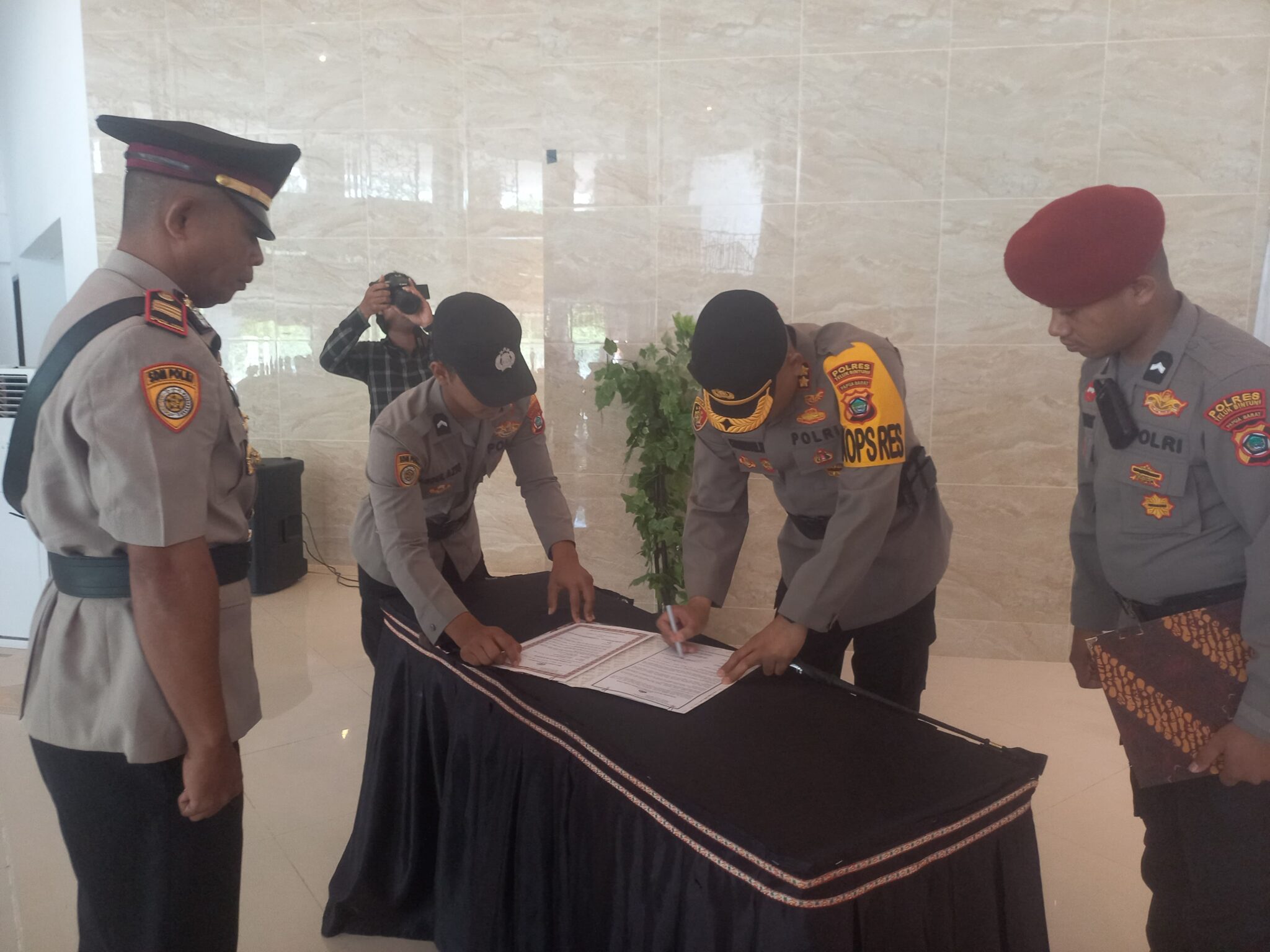Kapolres pimpin Upacara pelantikan Kabag SDM Polres Teluk Bintuni.