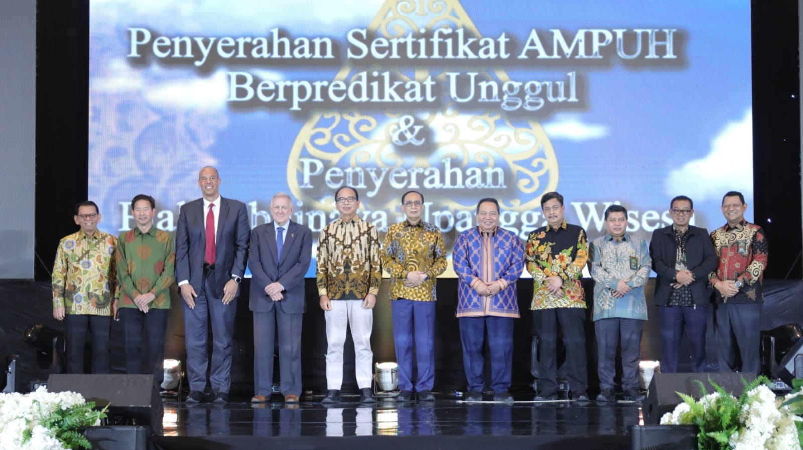 Ketua MA Serahkan Piala Abhinaya Upangga Wisesa Tahun 2024