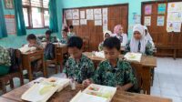 Polsek Sedati Bagikan Makan Siang Bergizi di SDN Segoro Tambak