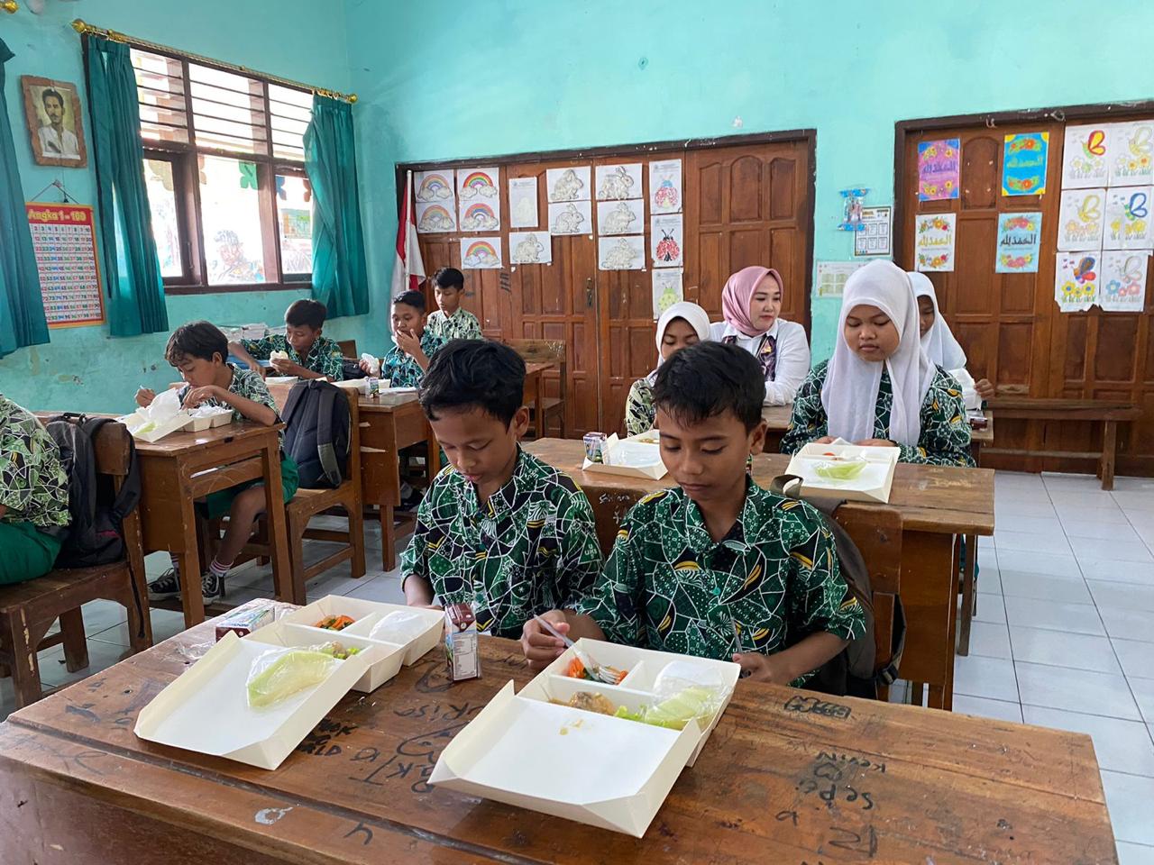 Polsek Sedati Bagikan Makan Siang Bergizi di SDN Segoro Tambak