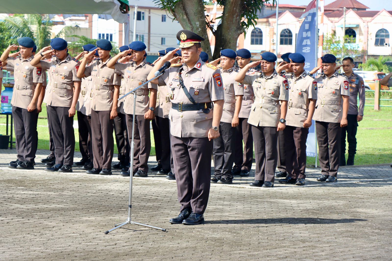  BRIGJEN POL ASEP SAFRUDIN PIMPIN UPACARA ZIARAH MAKAM PAHLAWAN DI TAMAN MAKAM PAHLAWAN BATU AJI BATAM

Batam - Wakapolda Kepri Brigjen. Pol. Asep Safrudin, S.I.K., M.H., pimpin Upacara Ziarah Makam Pahlawan dalam Rangka Hari Bhayangkara ke-77 Tahun 2024, dihadiri oleh PJU Polda Kepri, Pengurus Daerah Bhayangkari Kepri dan Personel Polda Kepri yang dilaksanakan di Taman Makam Pahlawan Pusara Bhakti Bulan Gebang, Batu Aji Batam. Pada hari Senin (24/6/2024).

Dalam kesempatan tersebut Wakapolda Kepri Brigjen. Pol. Asep Safrudin, S.I.K., M.H., mengatakan bahwa tujuan diadakannya kegiatan Ziarah makam Pahlawan ini sebagai bentuk penghormatan kepada jasa para pahlawan bangsa, hal ini tidak lepas dari peran dan semangat juang para Pahlawan dalam mengabdi dan berkorban demi bangsa dan negara. 

Kegiatan ini juga sebagai bentuk bahwa kita sebagai generasi penerus bangsa untuk tidak melupakan perjuangan para Pahlawan Bangsa seperti halnya yang diungkapkan oleh Presiden Pertama RI Ir. Soekarno, “Bangsa Yang besar adalah Bangsa yang menghormati jasa para pahlawannya”

“Semoga dengan adanya kegiatan ini kita dapat terus melanjutkan perjuangan para pahlawan bangsa, serta meneladani sikap pengabdian mereka yang kemudian diterapkan dalam pekerjaan sebagai seorang polisi dalam melaksanakan tugas melindungi, mengayomi, dan melayani masyarakat serta menegakkan hukum guna menjaga kamtibmas di wilayah Provinsi Kepri”. Tutup Wakapolda Kepri Brigjen. Pol. Asep Safrudin, S.I.K., M.H.

Terakhir, Kabidhumas Polda Kepri Kombes. Pol. Zahwani Pandra Arsyad, S.H., M.Si., menambahkan pesan kepada masyarakat yang ingin mengadukan atau melihat peta kerawanan serta memerlukan bantuan kepolisian dapat menghubungi Call Center polisi 110 atau unduh aplikasi Polri Super Apps di Googleplay/APP Store.

Salam Presisi
Bidang Humas Polda Kepri
