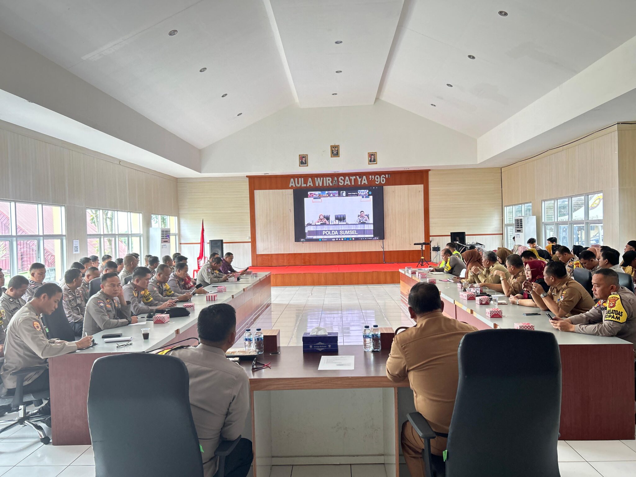 PAGAR ALAM-Pj Walikota Pagar Alam Nelson Firdaus di wakili Pj Sekretaris Daerah Dahnial Nasution menghadiri kegiatan Vicon Zoom Meeting untuk mempersiapkan akselerasi Program Pemanfaatan Lahan Produktif dan Rakor Pelaksanaan Program Ketahanan Pangan di wilayah Kota Pagar Alam. Kegiatan ini dilaksanakan di Aula Wirasatya 96 Polres Pagar Alam dengan dihadiri oleh berbagai pihak terkait Selasa 24 Desember 2024. Dalam kesempatan nya Sekda mengatakan bahwa kegiatan ini di buka langsung Waka Polres Kompol. M. Ali. Asri, SH.Kegiatan ini juga melibatkan undangan eksternal yang sangat penting, di antaranya Kepala Dinas Pertanian, Kepala Dinas Ketahanan Pangan dan Perikanan, serta Camat di wilayah Kota Pagar Alam. Selain itu, hadir pula berbagai pihak terkait seperti penyuluh pertanian, pimpinan PTPN VII Gunung Dempo, dan agen pupuk subsidi yang berperan dalam pelaksanaan program ketahanan pangan. "Tujuan utama dari kegiatan ini adalah untuk mempercepat tercapainya swasembada ketahanan pangan di Kota Pagar Alam. Dengan memanfaatkan lahan produktif secara maksimal," ucap Pj Sekda Pagar Alam Dahnial Nasution. Sambung Dahnial Nasution selain itu peran serta masyarakat Kota Pagar Alam dalam mendukung kegiatan ini sangat penting mengingat hampir 60 persen lebih masyarakat Kota Pagar Alam yang penghasilannya bergantung pada pertanian seperti, Kopi, sayuran, perikanan dan jenis pertanian lainnya. " Dengan dibantu tim penyuluhan yang handal dan berpengalaman di harapkan dapat menghasilkan pangan yang berkualitas, menciptakan ketahanan pangan yang lebih baik, dan mendukung kesejahteraan masyarakat di wilayah Kota Pagar Alam itu sendiri," pungkas Pj Sekda Pagar Alam Dahnial Nasution. Reporter : Belly Steven