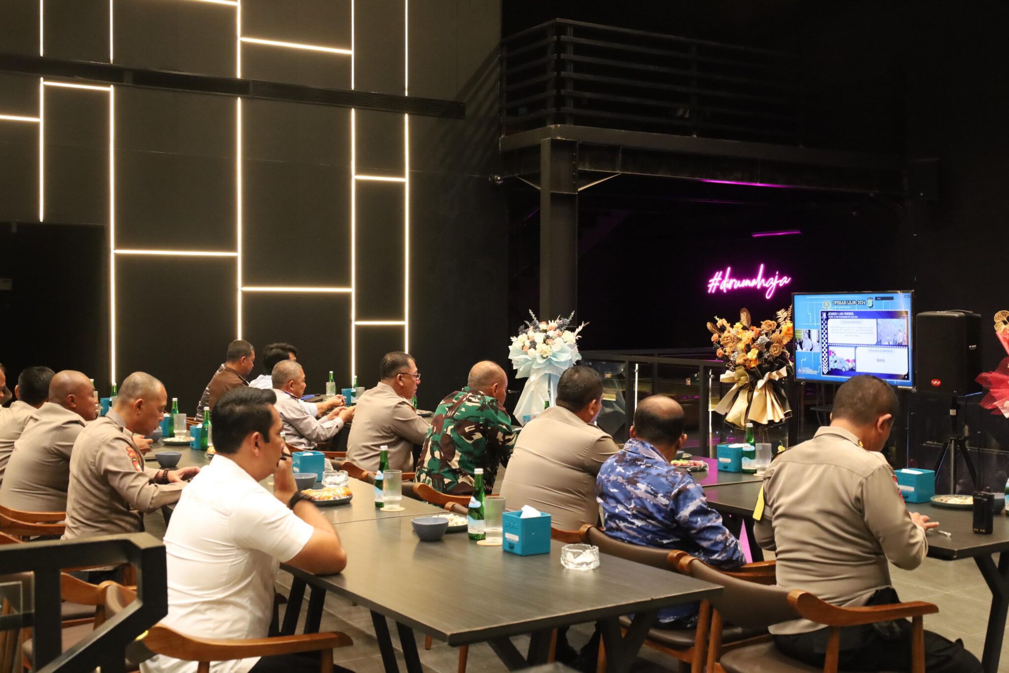 KAPOLDA KEPRI: MENYAMBUT TAHUN BARU 2025 WILAYAH KEPRI DALAM KEADAAN AMAN DAN KONDUSIF

Batam – Dalam rangka menyambut pergantian Tahun Baru 2025, Kapolda Kepri, Irjen. Pol. Drs. Yan Fitri Halimansyah, M.H., bersama jajaran Polda Kepri turut mengikuti video conference (vicon) yang dipimpin langsung oleh Kapolri. Kegiatan ini juga diikuti serentak oleh 34 Polda dari seluruh Indonesia untuk melaporkan kesiapan pengamanan dan pemeliharaan keamanan serta ketertiban masyarakat (Kamtibmas) selama perayaan tahun baru. (1/1/2025).

Kapolda Kepulauan Riau, Irjen. Pol. Drs. Yan Fitri Halimansyah, M.H., melaporkan bahwa situasi keamanan dan ketertiban masyarakat (Kamtibmas) di wilayah Provinsi Kepulauan Riau, yang meliputi tujuh Polres/ta yakni Polresta Barelang, Polresta Tanjungpinang, Polres Bintan, Polres Karimun, Polres Lingga, Polres Natuna, dan Polres Kepulauan Anambas, berhasil terjaga dengan baik selama perayaan malam pergantian tahun baru 2025. Pengamanan yang optimal oleh seluruh jajaran kepolisian, didukung oleh sinergi yang erat dengan pemerintah daerah dan masyarakat, memastikan perayaan berlangsung tertib tanpa adanya insiden menonjol yang mengganggu stabilitas keamanan serta memberikan rasa aman dan nyaman bagi seluruh masyarakat dalam menyambut tahun baru 2025," Tutur Kapolda Kepulauan Riau, Irjen. Pol. Drs. Yan Fitri Halimansyah, M.H.

Lebih lanjut, Kapolda Kepulauan Riau, Irjen. Pol. Drs. Yan Fitri Halimansyah, M.H., menyampaikan apresiasi mendalam kepada masyarakat Kepulauan Riau dan seluruh instansi terkait atas kerja sama yang berhasil menciptakan suasana damai dan tertib selama perayaan malam pergantian tahun baru 2025. Kapolda Kepri menekankan bahwa momen ini bukan sekadar pergantian angka pada kalender, melainkan juga kesempatan untuk merenungkan perjalanan sepanjang tahun 2024. Berkat sinergi yang solid antara aparat keamanan dan masyarakat, perayaan berlangsung aman dan nyaman. Semoga suasana kedamaian ini terus terjaga dengan menciptakan lingkungan yang harmonis dan kondusif bagi seluruh warga Kepulauan Riau,” Ungkap Kapolda Kepri, Irjen. Pol. Drs. Yan Fitri Halimansyah, M.H.

Mari kita bersama-sama memperbaiki diri dan menatap masa depan dengan optimisme dan semangat baru. Tahun 2025 merupakan kesempatan untuk lebih maju dan berkembang, baik dalam hal pribadi maupun kolektif. Kita harus terus bersinergi dalam menciptakan Kepri yang lebih baik, dengan menjunjung tinggi nilai-nilai kebersamaan, toleransi, dan kedisiplinan. Dengan kerja keras dan tekad yang kuat, kita yakin bisa mewujudkan Kepri yang lebih sejahtera dan penuh harapan di tahun yang baru ini. “Karena Kepri adalah Kita! ,” Ujar Kapolda Kepri, Irjen. Pol. Drs. Yan Fitri Halimansyah, M.H.

Terakhir, dalam kesempatan yang sama Kabidhumas Polda Kepri Kombes. Pol. Zahwani Pandra Arsyad, S.H., M.Si., Selaku Kasatgas Humas OPS Lilin Seligi 2024, mengimbau masyarakat yang membutuhkan bantuan kepolisian, ingin melihat peta kerawanan, atau mengajukan pengaduan, untuk menghubungi Call Center 110 atau menggunakan aplikasi Polri Super Apps yang dapat diunduh melalui Google Play atau App Store. Selain itu, bagi masyarakat yang akan mudik Natal 2024 dan Tahun Baru 2025, disarankan untuk menitipkan kendaraan atau barang berharga di polsek, polres, atau korem terdekat guna menciptakan situasi kamtibmas yang aman dan lancar selama periode mudik.

Salam Presisi
Bidang Humas Polda Kepri

Kombes. Pol. Zahwani Pandra Arsyad, S.H. M.Si.
Kabidhumas Polda Kepri