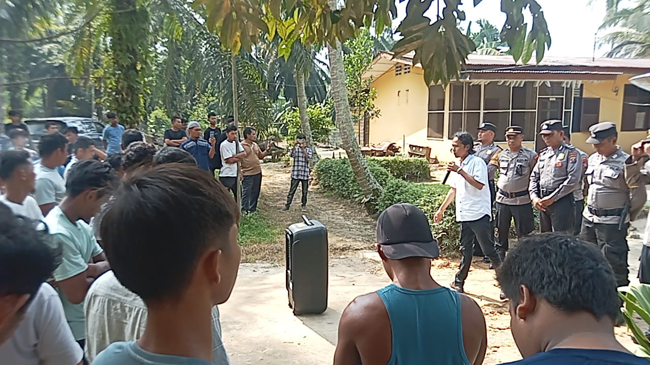 Tuntut hak CSR dan Plasma Warga 2 desa di Paluta demo  kantor PT. Tindoan bujing