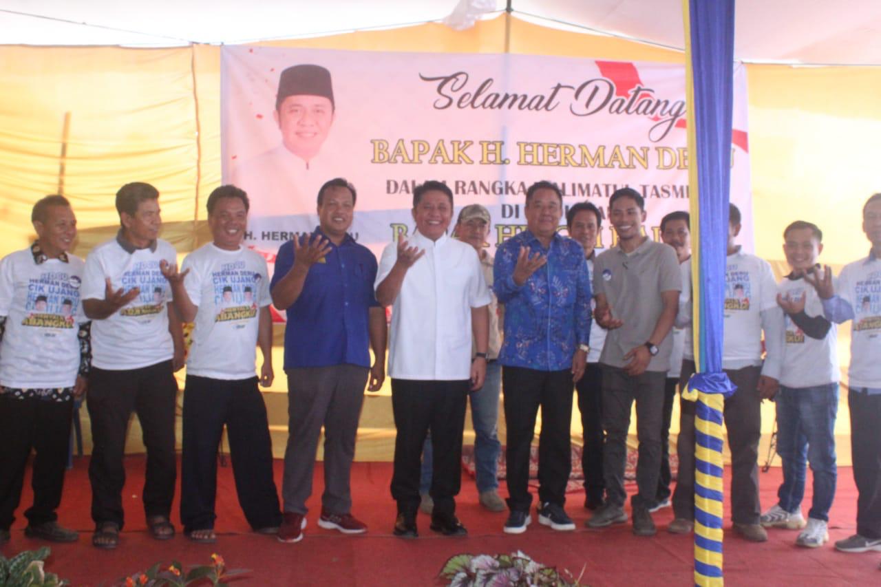 LAHAT - Pasangan Calon Gubernur dan Wakil Gubernur Sumsel Herman Deru dan Cik Ujang disambut masyarakat Desa Tanjung Raya Kecamatan Pseksu Kabupaten Lahat dalam rangka silaturahmi bersama masyarakat Pseksu sekaligus Pengukuhan Tim Relawan Kundang Kance HD-CU, Kamis (27/06/2024)

Dalam sambutannya, Herman Deru mengatakan, sudah hadir di 3 Kabupaten sekaligus, pertama Banyuasin, kedua Muara Enim gabung dengan Cik Ujang, yang ketiga Kabupaten Lahat.

"Di Banyuasin aku senang, di Muara Enim aku senang, tapi disini aku sangat senang. Desa ini menjadi catatan tersendiri bagi kami, karena kami sudah pernah berkarang di Desa ini, itu akan menjadi kenangan yang indah untuk kami," ungkap Herman Deru.

Dalam pengukuhan tim relawan Kundang Kance HD-CU, Herman Deru mengucapkan terimakasih yang setinggi tingginya memberikan tenaga dan menyediakan separuh waktu untuk memenangkan HD-CU.
"Ini menjadi catatan dan hati nurani kita masing masing untuk memenangkan HD-CU," ujar HD disambut tepuk riuh relawan.

Herman Deru, menjelaskan sangat yakin dan percaya jika tim relawan akan bekerja maksimal.
"Saya yakin saudara dan saudari mampu melakukan tugas dengan sebaik-baiknya dan penuh tanggung jawab. Untuk memenangkan HD dan Cik Ujang sebagai gubernur 2024-2029. Dengan harapan Sumsel maju dan berkelanjutan untuk semua," jelasnya.

Dirinya juga mengajak masyarakat untuk siap memberikan dukungan penuh agar pasangan ini bisa menjadi pemimpin yang terbaik untuk daerah Sumsel ini.
"Kita berharap agar HDCU menang dua periode. Karena itu kita berharap semua tim relawan dapat bekerja maksimal untuk memenangkan HDCU menjadi gubernur dan wakil gubernur 2024-2029," ajaknya sekaligus mengakhiri sambutan.

Ditempat yang sama Calon Wakil Gubernur Susmel Cik Ujang menambahkan, dengan dilantiknya tim relawan Kundang Kance HD-CU Kikim Area maka semakin semakin bertambah kekuatan kita untuk bisa memenangkan HD-CU di Kabupaten Lahat khususnya wilayah Kikim Area.
" Pastinya saya apresiasi dengan semarak kegiatan hari kami HD-CU sudah mencium aroma kemenangan. ", tutup Cik Ujang

Sementara itu Ketua Tim Relawan Kundang Kance Kikim Area Febri menjelaska bawah, tim yang dibentuk dan sudah dikukuhkan akan bekerja dan mensosialisasikan program-progam HD-CU ke masyarakat.

" Kami ucapkan terimakasih kepada Calon Gubernur dan Wakil Gubernur Sumsel HD-CU telah jauh jauh ke desa plosok atas pengekuhan tim Kundang Kance Kikim Area dan kami komitmen bekerja mendukung HDCU demi meraih kemenangan," Pungkasnya

Reporter: Nita
