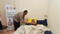 BRIGJEN. POL. ASEP SAFRUDIN, S.I.K., M.H., HOME VISIT KE KEDIAMAN PERSONEL POLDA KEPRI YANG SAKIT Batam - Menjelang Hari Bhayangkara Ke-78 Wakapolda Kepri Brigjen. Pol. Asep Safrudin, S.I.K., M.H. laksanakan Home Visit kepada Personel Polda Kepri yang Sakit dan di rawat di rumah masing-masing, Kamis (27/6/2024). Dalam kegiatannya, Wakapolda Kepri Brigjen. Pol. Asep Safrudin, S.I.K., M.H., didampingi oleh PJU Polda Kepri dan Pengurus Daerah Bhayangkari Kepri silaturahmi sekaligus Bhakti Kesehatan. Lokasi pertama berada di Kavling Nongsa Sambau, Bripka Sutopo dan dilanjutkan home visit ke kediaman AKBP Dewan Toro Susapto Adi, S.H., S.I.K. "Kegiatan ini adalah rangkaian dari Kegiatan Panjang menjelang Hari Bhayangkara Ke-78, jadi bukan hanya yang sehat yang dapat merasakan eufhoria-nya namun yang sakitpun juga bisa merasakannya". tutur Wakapolda Kepri Brigjen. Pol. Asep Safrudin, S.I.K., M.H. Wakapolda Kepri Brigjen. Pol. Asep Safrudin, S.I.K., M.H., menerangkan bahwa Kegiatan Home Visit atau menjenguk anggota yang sedang sakit sudah sering dilaksanakan untuk memonitor perkembangan kondisi anggota, karena mereka juga bagian dari keluarga besar Polda Kepri dan Wajib untuk diberi perhatian lebih. "Dengan selalu dijenguk dan diperhatikan kesehatannya, anggota akan merasa diperhatikan dan dapat membantu meningkatkan psikis dan kesehatan mereka dari dalam dan juga luar." Imbuh Wakapolda Kepri Brigjen. Pol. Asep Safrudin, S.I.K., M.H. Terakhir, Kabidhumas Polda Kepri Kombes. Pol. Zahwani Pandra Arsyad, S.H., M.Si., menambahkan pesan kepada masyarakat yang ingin mengadukan atau melihat peta kerawanan serta memerlukan bantuan kepolisian dapat menghubungi Call Center polisi 110 atau unduh aplikasi Polri Super Apps di Googleplay/APP Store. Salam Presisi Bidang Humas Polda Kepri