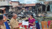 Asisten ll Pemkot Tanjungbalai Serahkan Bantuan Kepada Korban Kebakaran di Kelurahan Perjuangan