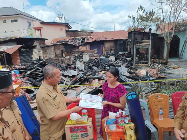 Asisten ll Pemkot Tanjungbalai Serahkan Bantuan Kepada Korban Kebakaran di Kelurahan Perjuangan