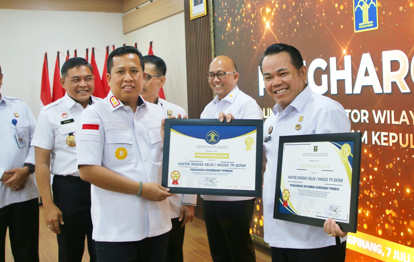 Imigrasi Batam Sabet Penghargaan Pengelola Kehumasan Terbaik dan Penghargaan Pelaksanaan Reformasi Birokrasi Terbaik di Lingkungan Kantor Wilayah Kemenkumham Kepulauan Riau