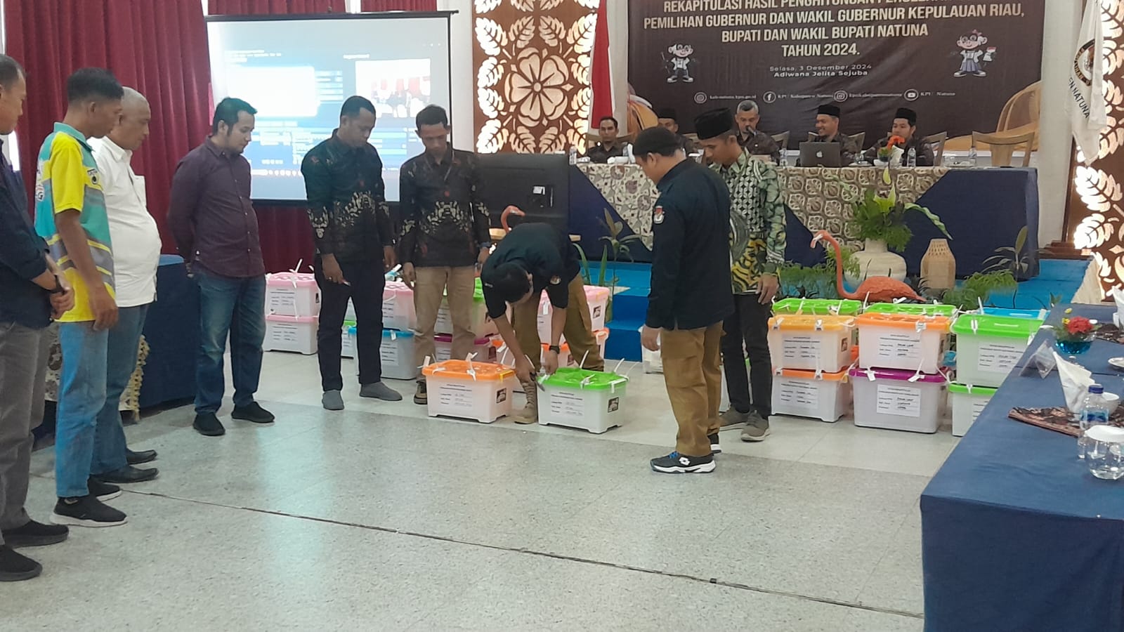 Rapat Pleno Rekapitulasi Pilkada Kepri dan Natuna di Gedung Adiwana Jelita Sejuba