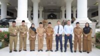 TANJUNGBALAI-Wali Kota Tanjungbalai, H. Waris Tholib, mempimpin Apel Gabungan yang dilaksanakan di Halaman Kantor Wali Kota Tanjungbalai, Kelurahan Sijambi, Kecamatan Datuk Bandar Kota Tanjungbalai, Senin (02/12/24). Dalam bimbingan dan arahannya, Wali Kota Tanjungbalai mengatakan bahwa kita harus mensyukuri nikmat yang telah diberikan Tuhan Yang Maha Esa, termasuk kesehatan, rezeki dan jabatan. “Marilah mensyukuri nikmat yang diberikan kepada kita dengan menjalankan amanah yang sebaik-baiknya terutama amanah jabatan yang kita emban”, ujar Wali Kota. Beliau juga mengucapkan selamat dan terima kasih atas dedikasi dan loyalitas para ASN di Kota Tanjungbalai karena keberhasilan Pemerintah Kota Tanjungbalai meraih penghargaan Zona Hijau dari Ombudsman RI. “Terima kasih atas kerjasama yang baik diantara para ASN sehingga Kota Tanjungbalai berhasil meraih penghargaan Zona Hijau dan Ombudsman RI. Kami minta predikat Zona Hijau yang kita raih dapat dipertahankan dan dilanjutkan”, ucap Wali Kota. Selanjutnya Wali Kota menyampaikan bahwa program pemberantasan korupsi di Kota Tanjungbalai semakin lebih baik, hal ini berdasarkan progress capaian MCP hasil kerja Inspektorat dan OPD lainnya berhasil meraih urutan ketiga. “Mari kita sama-sama berusaha agar ditahun berikutnya Kota Tanjungbalai berhasil meraih urutan pertama. Karena tidak ada yang tidak mungkin jika kita mau berusaha dan bekerjasama”, ujar Wali Kota. Sehubungan dengan Pemilihan Kepala Daerah, Wali Kota mengatakan bahwa saat ini sedang dilaksanakan rekapitulasi di tingkat kecamatan-kecamatan. “Semoga rekapitulasi berlangsung dengan lancar sebagaimana pelaksanaan Pilkada kemarin yang juga berlangsung dengan lancar dan aman, dan kita doakan rekapitulasi di tingkat KPU dapat berjalan lancar dan menghasilkan pemimpin yang terbaik bagi Kota Tanjungbalai”, ucap Wali Kota. Wali Kota Tanjungbalai melanjutkan dengan menyampaikan perihal debit air yang semakin tinggi dan berpotensi menyebabkan banjir. “Hasil kunjungan di Pintu Air di Kelurahan Bunga Tanjung kemarin, debit air terlihat semakinb tinggi. Hal ini berpotensi menyebabkan banjir. Kepada dinas dan instansi terkait agar melakukan koordinasi untuk mengantisipasi bencana banjir kedepan. Dan kepada seluruh masyarakat Kota Tanjungbalai agar meningkatkan kewaspadaan”, ucap Wali Kota. Reporter : Ishak