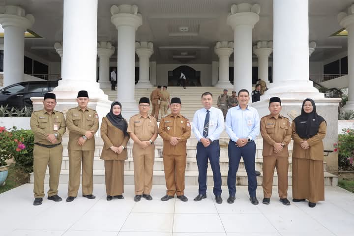 TANJUNGBALAI-Wali Kota Tanjungbalai, H. Waris Tholib, mempimpin Apel Gabungan yang dilaksanakan di Halaman Kantor Wali Kota Tanjungbalai, Kelurahan Sijambi, Kecamatan Datuk Bandar Kota Tanjungbalai, Senin (02/12/24). Dalam bimbingan dan arahannya, Wali Kota Tanjungbalai mengatakan bahwa kita harus mensyukuri nikmat yang telah diberikan Tuhan Yang Maha Esa, termasuk kesehatan, rezeki dan jabatan. “Marilah mensyukuri nikmat yang diberikan kepada kita dengan menjalankan amanah yang sebaik-baiknya terutama amanah jabatan yang kita emban”, ujar Wali Kota. Beliau juga mengucapkan selamat dan terima kasih atas dedikasi dan loyalitas para ASN di Kota Tanjungbalai karena keberhasilan Pemerintah Kota Tanjungbalai meraih penghargaan Zona Hijau dari Ombudsman RI. “Terima kasih atas kerjasama yang baik diantara para ASN sehingga Kota Tanjungbalai berhasil meraih penghargaan Zona Hijau dan Ombudsman RI. Kami minta predikat Zona Hijau yang kita raih dapat dipertahankan dan dilanjutkan”, ucap Wali Kota. Selanjutnya Wali Kota menyampaikan bahwa program pemberantasan korupsi di Kota Tanjungbalai semakin lebih baik, hal ini berdasarkan progress capaian MCP hasil kerja Inspektorat dan OPD lainnya berhasil meraih urutan ketiga. “Mari kita sama-sama berusaha agar ditahun berikutnya Kota Tanjungbalai berhasil meraih urutan pertama. Karena tidak ada yang tidak mungkin jika kita mau berusaha dan bekerjasama”, ujar Wali Kota. Sehubungan dengan Pemilihan Kepala Daerah, Wali Kota mengatakan bahwa saat ini sedang dilaksanakan rekapitulasi di tingkat kecamatan-kecamatan. “Semoga rekapitulasi berlangsung dengan lancar sebagaimana pelaksanaan Pilkada kemarin yang juga berlangsung dengan lancar dan aman, dan kita doakan rekapitulasi di tingkat KPU dapat berjalan lancar dan menghasilkan pemimpin yang terbaik bagi Kota Tanjungbalai”, ucap Wali Kota. Wali Kota Tanjungbalai melanjutkan dengan menyampaikan perihal debit air yang semakin tinggi dan berpotensi menyebabkan banjir. “Hasil kunjungan di Pintu Air di Kelurahan Bunga Tanjung kemarin, debit air terlihat semakinb tinggi. Hal ini berpotensi menyebabkan banjir. Kepada dinas dan instansi terkait agar melakukan koordinasi untuk mengantisipasi bencana banjir kedepan. Dan kepada seluruh masyarakat Kota Tanjungbalai agar meningkatkan kewaspadaan”, ucap Wali Kota. Reporter : Ishak