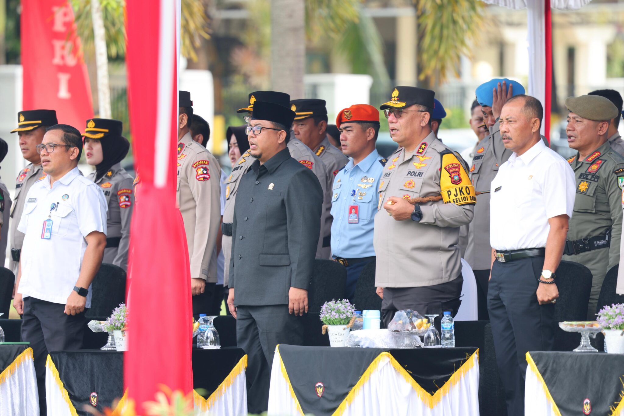  POLDA KEPRI GELAR APEL BESAR POLISI RW, BHABINKAMTIBMAS DAN SATKAMLING TAHUN 2024

Batam - Dalam upaya menciptakan lingkungan yang aman dan kondusif, Polda Kepri menggelar apel besar yang melibatkan seluruh personel Polisi RW, Bhabinkamtibmas, dan Satkamling. Kegiatan ini menjadi momentum penting untuk memperkuat sinergi antara Polri dan masyarakat dalam menjaga keamanan dan ketertiban, di Lapangan Bhayangkara Polda Kepri. Rabu (4/12/2024). 

Apel tersebut dipimpin oleh Kakorbinmas Baharkam Polri Irjen. Pol. Edy Murbowo, S.I.K., M.Si., dan dihadiri Kapolda Kepri Irjen. Pol. Drs. Yan Fitri Halimansyah, M.H., Wakapolda Kepri, Pejabat Utama Korbinmas Baharkam Polri, Pejabat Utama Polda Kepri, tamu undangan dan seluruh peserta apel besar.

Dalam sambutannya, Kakorbinmas Baharkam Polri Irjen. Pol. Edy Murbowo, S.I.K., M.Si., menyampaikan perubahan sosial yang cepat saat ini membawa dampak positif dan negatif bagi masyarakat, termasuk potensi gangguan keamanan dan ketertiban (Kamtibmas). Ketidaksiapan masyarakat menghadapi perubahan ini bisa memicu ketidakseimbangan dan permasalahan sosial. Oleh karena itu, diperlukan penguatan peran masyarakat dalam menjaga keamanan lingkungan sebagai upaya mitigasi terhadap gangguan Kamtibmas.

“Polri mengajak masyarakat berperan aktif sebagai mitra strategis, baik sebagai sumber informasi dini (early warning) maupun sebagai pemecah masalah (problem solver) di lingkungan masing-masing. Program seperti Polisi RW dan Satkamling menjadi upaya konkret dalam pendekatan berbasis komunikasi dan kedekatan dengan warga. Kehadiran Polisi RW diharapkan mampu mendengarkan aspirasi masyarakat secara langsung dan memberikan solusi atas permasalahan yang ada,” ujar Kakorbinmas Baharkam Polri Irjen. Pol. Edy Murbowo, S.I.K., M.Si.

Lebih lanjut, Kakorbinmas Baharkam Polri Irjen. Pol. Edy Murbowo, S.I.K., M.Si., juga menegaskan bahwa Solidaritas masyarakat adalah kunci keberhasilan pemeliharaan Kamtibmas. Peran sentral Polisi RW dan Satkamling diharapkan menjadi “cooling system” di lingkungan, terutama dalam menjaga persatuan pasca Pilkada 2024. Dengan sinergi antara Polri dan masyarakat, keamanan dan kenyamanan lingkungan dapat terwujud demi kepentingan bersama. 

Kemudian dalam doorstopnya bersama awak media, Kakorbinmas Baharkam Polri Irjen. Pol. Edy Murbowo, S.I.K., M.Si., menyampaikan bahwa perkotaan memiliki tingkat kepadatan penduduk yang lebih tinggi dibandingkan wilayah pedesaan. Di daerah seperti itu, kehadiran Bhabinkamtibmas mungkin sudah cukup. Namun, di wilayah perkotaan, seperti Kota Batam atau Tanjung Pinang, keberadaan Polisi RW menjadi penting. Hal ini bertujuan untuk memaksimalkan pengawasan dan mengantisipasi potensi gangguan yang dapat mengganggu aktivitas masyarakat.

“Jika hanya mengandalkan Bhabinkamtibmas, tentu akan kewalahan. Oleh karena itu, Polisi RW harus berkolaborasi dengan aparat setempat untuk memetakan dan mengawasi potensi gangguan. Setiap wilayah perlu dipetakan secara rinci, termasuk potensi gangguan dan individu yang berpotensi melakukan pelanggaran. Misalnya, kelompok geng motor yang sering berkumpul di suatu area. Data terkait anggota geng dan lokasi mereka dikumpulkan, kemudian dilakukan pendekatan langsung kepada keluarga melalui program kunjungan rumah ke rumah,” ujar Kakorbinmas Baharkam Polri Irjen. Pol. Edy Murbowo, S.I.K., M.Si.

Terakhir, dalam kesempatan yang sama Kabidhumas Polda Kepri Kombes. Pol. Zahwani Pandra Arsyad, S.H., M.Si., juga menambahkan pesan kepada masyarakat yang ingin mengadukan atau melihat peta kerawanan serta memerlukan bantuan kepolisian dapat menghubungi Call Center polisi 110 atau unduh aplikasi Polri Super Apps di Googleplay/APP Store.

Salam Presisi
Bidang Humas Polda Kepri

Kombes. Pol. Zahwani Pandra Arsyad, S.H. M.Si.
Kabidhumas Polda Kepri