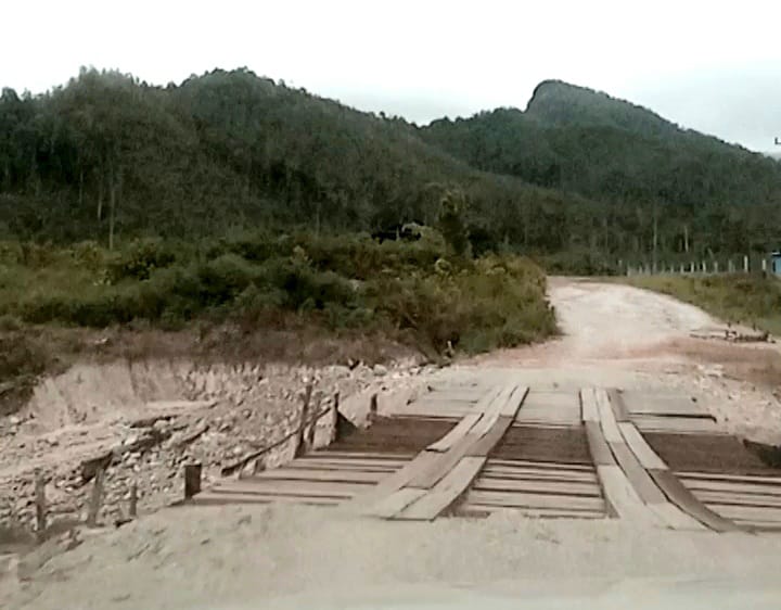 Jalan Masuk ke Desa Pian Tengah, Kecamatan Bunguran Barat, Butuh Perbaikan Segera