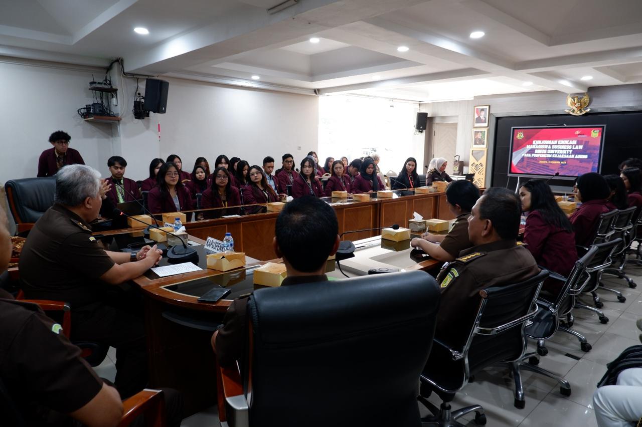 JAKARTA– Narasumber Jaksa Pengacara Negara (JPN) dari Jaksa Agung Muda Bidang Perdata dan Tata Usaha Negara (JAM DATUN) Carolita Novinia Yuanita, S.H., LL.M., C.L.A memaparkan peran strategis dan perkembangan fungsi JAM DATUN dalam struktur organisasi Kejaksaan Republik Indonesia.

Hal itu disampaikan saat Kejaksaan Agung menerima kunjungan mahasiswa Himpunan Mahasiswa Business Law (HIMSLAW) BINUS University pada Senin 2 Desember 2024 di Press Room Kejaksaan Agung.

Dalam paparan yang disampaikan, narasumber menegaskan komitmennya untuk terus bertransformasi demi menjawab tantangan hukum yang semakin kompleks.

JAM DATUN memiliki tugas penting meliputi penegakan hukum, bantuan hukum, pertimbangan hukum, dan tindakan hukum lainnya, baik di dalam maupun di luar pengadilan, untuk melindungi kepentingan negara dan masyarakat.

Kejaksaan, melalui JPN, berperan dalam berbagai bidang, termasuk:

1. Pelayanan Hukum: JPN memberikan layanan konsultasi hukum gratis kepada masyarakat melalui Pos Pelayanan Hukum di seluruh satuan kerja Kejaksaan. Layanan ini bertujuan untuk meningkatkan pemahaman masyarakat dan mencegah tindakan hukum yang dapat merugikan mereka.

2. Pertimbangan Hukum: JPN menyediakan pendapat hukum (legal opinion), pendampingan hukum (legal assistance), dan audit hukum (legal audit) terkait aspek hukum perdata, administrasi, serta tata kelola yang baik bagi negara, pemerintah, BUMN, dan badan hukum lainnya.

3. Bantuan Hukum: JPN bertindak sebagai kuasa hukum negara, termasuk mewakili pemerintah dalam kasus di peradilan perdata, arbitrase, maupun uji materiil undangundang di Mahkamah Konstitusi.

4. Mediasi dan Penyelesaian Sengketa: JPN bertindak sebagai mediator atau fasilitator dalam menyelesaikan perselisihan keperdataan di luar pengadilan, guna menemukan solusi yang optimal bagi semua pihak.

5. Penegakan Hukum: JPN memiliki kewenangan mengajukan gugatan atau permohonan untuk melindungi hak-hak keperdataan negara dan masyarakat, termasuk pembubaran PT, pailit demi kepentingan umum, dan pemulihan kerugian negara akibat korupsi.
Tujuan pelaksanaan tugas dan fungsi JAM DATUN melalui JPN meliputi penyelamatan keuangan/kekayaan negara, memilihkan keuangan/kekayaan negara, dan menegakkanwibawa pemerintah dan negara.

Transformasi JAM DATUN juga mencakup penguatan struktur organisasi dan peningkatan kapasitas personel. Berdasarkan Peraturan Kejaksaan Nomor 3 Tahun 2024, JAM DATUN kini menangani berbagai lingkup tugas baru, termasuk memulihkan kekayaan negara, menangani sengketa keperdataan di Mahkamah Konstitusi, serta memberikan pelayanan hukum yang lebih luas kepada masyarakat.

"Seiring bertambahnya kompleksitas permasalahan hukum, JAMDATUN terus beradaptasi agar dapat menjadi solusi yang andal bagi para pemangku kepentingan," ungkap narasumber Carolita.

Peningkatan kapasitas personel dilakukan melalui pelatihan, bimbingan teknis, dan kerja sama dengan institusi hukum baik di dalam maupun luar negeri. JAMDATUN juga berkomitmen untuk mendukung arah pembangunan nasional menuju Indonesia Emas 2045 dengan mengedepankan prinsip Trapsila Adhyaksa: satya, adhi, dan wicaksana.

Dalam kesempatan ini, narasumber juga memberikan pembekan mengenai Arbitrasi Internasional dalam perspektif praktisi dan kiat-kiat memenangkan sengketa Abitrase.

Diskusi yang berjalan sangat interaktif dari mahasiswa Fakultas Hukum Bisnis tidak hanya mengenai tugas dan fungsi JAM DATUN itu sendiri, namun bagimana untuk memitigasi risiko bisnis dalam hubungan kerja sama antara BUMN dengan investasi asing agar terhindar dari fraud, serta sharing session keberhasilan Jaksa Pengacara Negara pada JAM DATUN dalam penanganan case gugatan Perdata Internasional yang mewakili Pemerintah menghadapi investor asing. (K.3.3.1)

Sumber : KEPALA PUSAT PENERANGAN HUKUM
Dr. HARLI SIREGAR, S.H., M.Hum.
Reporter : Iskandar