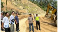 Jalan puncak tepatnya di Km 18 Tapan – Sungai Penuh Mengalami Longsor