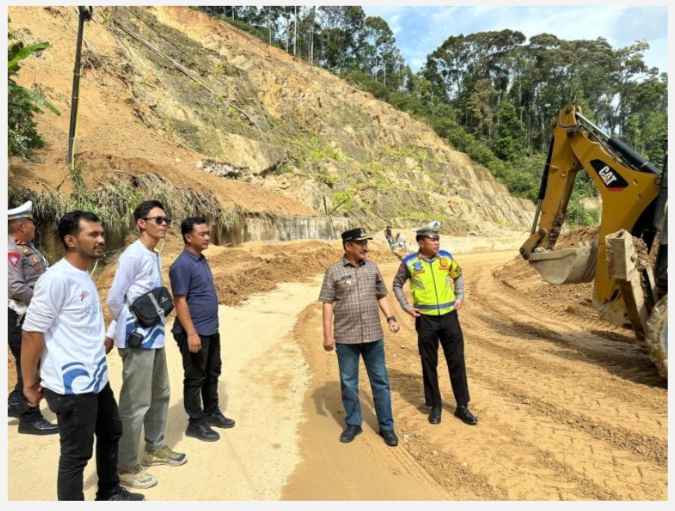 Jalan puncak tepatnya di Km 18 Tapan – Sungai Penuh Mengalami Longsor