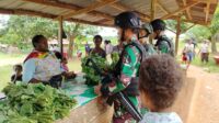 Satgas Pamtas Statis RI-PNG Yonif 111/KB: Ini Upaya Kami Membantu Pedagang,Beli Hasil Kebun Masyarakat Perbatasan