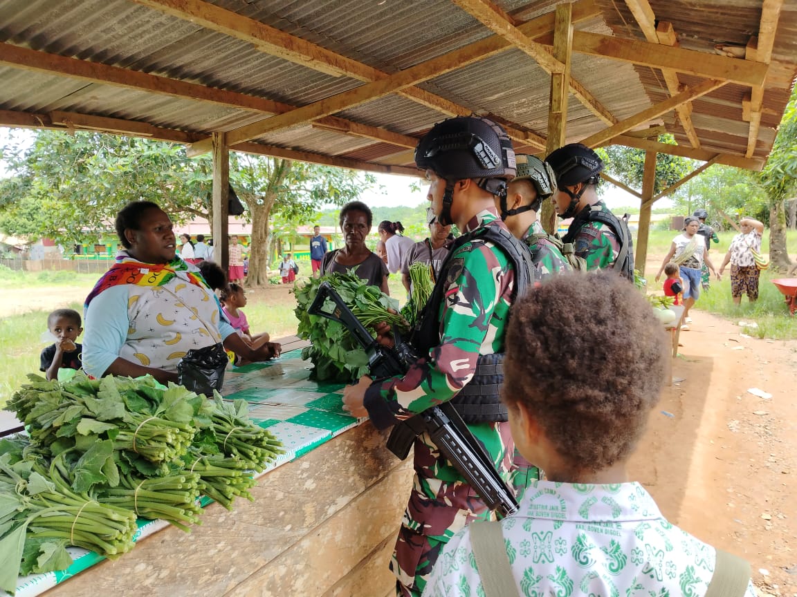Satgas Pamtas Statis RI-PNG Yonif 111/KB: Ini Upaya Kami Membantu Pedagang,Beli Hasil Kebun Masyarakat Perbatasan