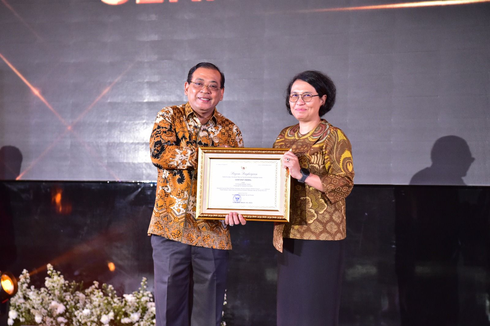 Mendikbudristek Memberikan Penghargaan atas Capaian Nilai Kinerja Anggaran, Penyelenggaraan SAKIP, Keterbukaan Informasi Publik, dan Unit Pengolah Kearsipan Terbaik Tahun 2023