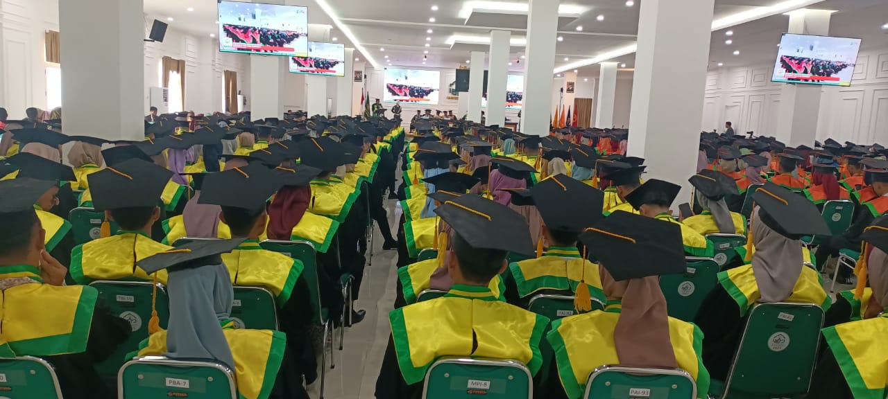 SUNGAI PENUH- Institut Agama Islam Negeri (IAIN) Kerinci Melaksanakan Wisuda ke-VIII Program Sarjana dan Magister, yang bertempat di Gedung Perpustakaan digital IAIN Kerinci, Kamis, (02/04/2024).

Ketua Senat IAIN Keeinci. Prof, Dr, H, Masnur Alam, M.Pd.I menyampaikan agar seluruh wisudawan dan wisudawati tetap menjaga etika dan moralitas akademik sebagai ciri insan akademis IAIN Kerinci.

"Wisuda ke VIII tahun ini merupakan momen sejarah terbesar bagi IAIN Kerinci, dengan jumlah wisudawan dan wisudawati 625 orang, yang terdiri dari lima Fakultas dan Pascasarjana IAIN Kerinci. Kita berharap ini menjadi kenangan terindah dalam sejarah perjalanan akademik yang tidak terlupakan”, Ungkapnya.

Rektor IAIN Kerinci, Prof. Dr. H. Asaari, M.Ag Menyampaikan penghargaan setinggi-tingginya kepada alumi IAIN Kerinci.

"Bahwa alumni IAIN Kerinci berhasil menorehkan salah satu noktah sejarah dalam hidup. Semoga ilmu yang Anda dapat di kampus ini bisa bermanfaat bagi diri sendiri dan orang lain. Tetaplah belajar hingga akhir hayat dan rendah hati. Letakkan adab di atas ilmu pengetahuan agar kita terhindar dari sifat sombong,” Ungkapnnya.

Sementara itu, Prof. Dr. Asaari menambahkan selamt kepada mahasiswa yang telah mendapat pengharagaan dan telah mengharumkan almater IAIN Kerinci, semoga bisa melanjutkan gelar magisternya," tuturnya

Kegiatan Wisuda ini dihadiri oleh Ketua Senat IAIN Kerinci. Prof, Dr, H, Masnur Alam, M.Pd.I., dan anggota Prof. Dr. Dairabi Kamil. M.E.d., Dr. H. Bahrum, M.Ag., Dr. Norman Ohira., M.Ag. Dr. Alwis, M.Pd., Rektor IAIN Kerinci, Dr. H. Asa"ari, M.Ag, Wakil Rektor I, Dr. Ahmad Jamin, M.Ag., Wakil Rektor II, Dr. Jafar Ahmad, M.Si., Wakil Rektor III, Dr. Halil Khusairi, M.Ag., Kepala Biro AUPK, Dr. H. Muhammad Nur, M.A., Dekan Fakultas Syariah, Dr. Arzam, M.Ag, Dekan FEBI, Dr. Eka Putra.,M.Pd.I., Dekan FTIK IAIN Kerinci, Dr. Hadi Candra, S.Ag., M.Pd., direktur pasca, Dr. H. Wisnarni, M.Pd, serta para pimpinan, penjabat struktural dan fungsional di lingkup IAIN Kerinci.(*)

Editor : Abdul
Reporter : Revina