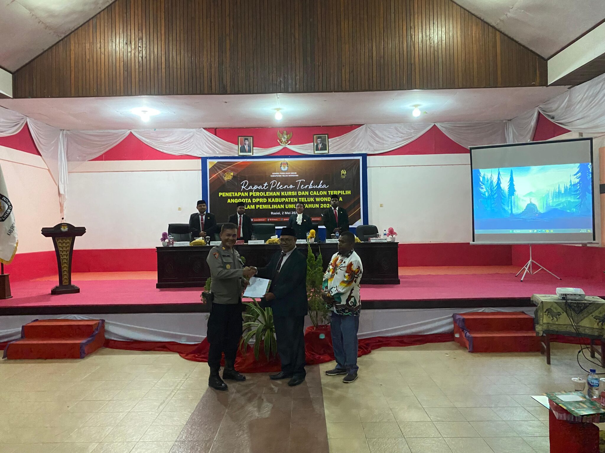 Kapolres Diwakili Kabagops Polres Teluk Wondama Hadiri Rapat Pleno Terbuka Penetapan Perolehan Kursi dan Calon Terpilih Anggota DPRD Teluk Wondama Pemilu 2024