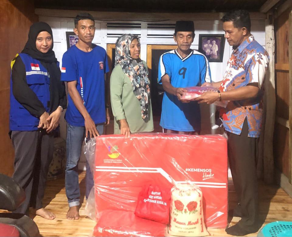 Respon Informasi Bencana Pohon Tumbang Kabid Linjamsos Pimpin Penyerahan Bantuan Tanggap Darurat