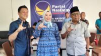 Lidyawati Bersama Haryanto Mengambilkan Formulir Pendaftaran Bacabup Dan Bacawabup Di Kantor DPD Partai Nasdem