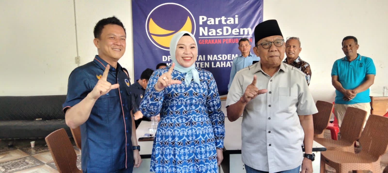 Lidyawati Bersama Haryanto Mengambilkan Formulir Pendaftaran Bacabup Dan Bacawabup Di Kantor DPD Partai Nasdem