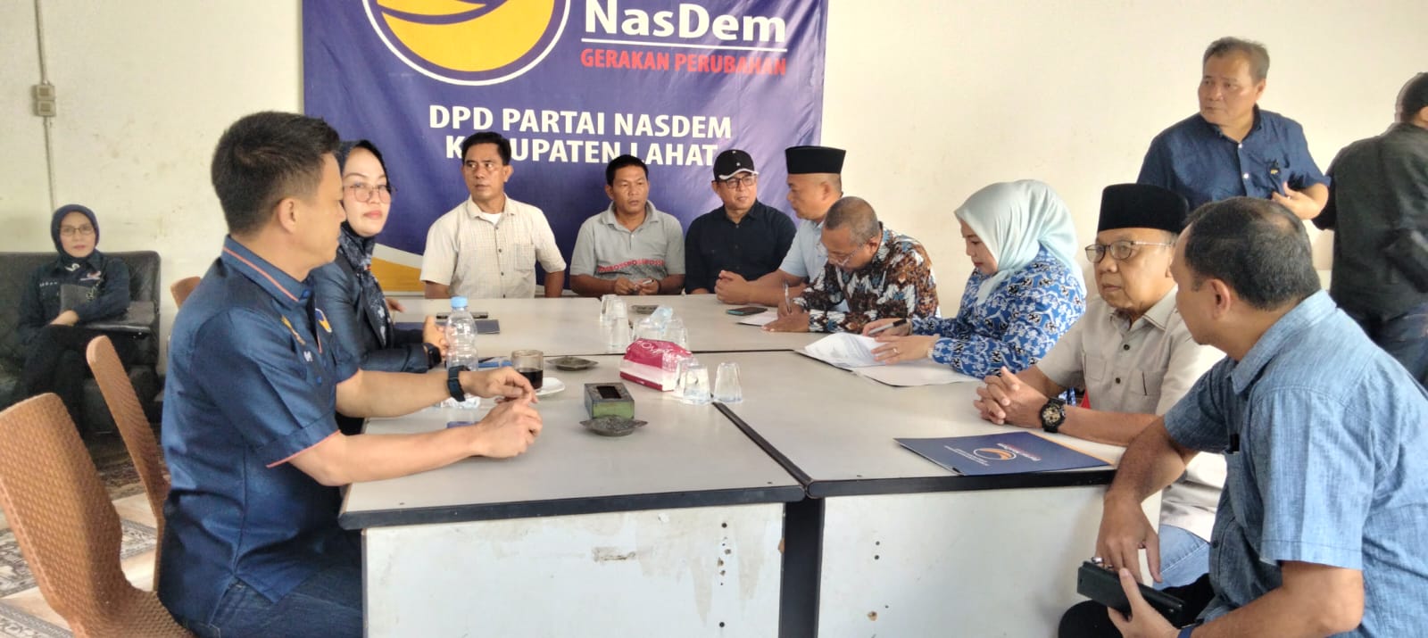 Lidyawati Bersama Haryanto Mengambilkan Formulir Pendaftaran Bacabup dan Bacawabup Di Kantor DPD Partai Nasdem