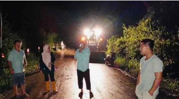 Respon Informasi Longsor, Kadis PUPR Kerinci Maya Novefry, Turun Ke Lokasi Jalan Yang Tertimbun