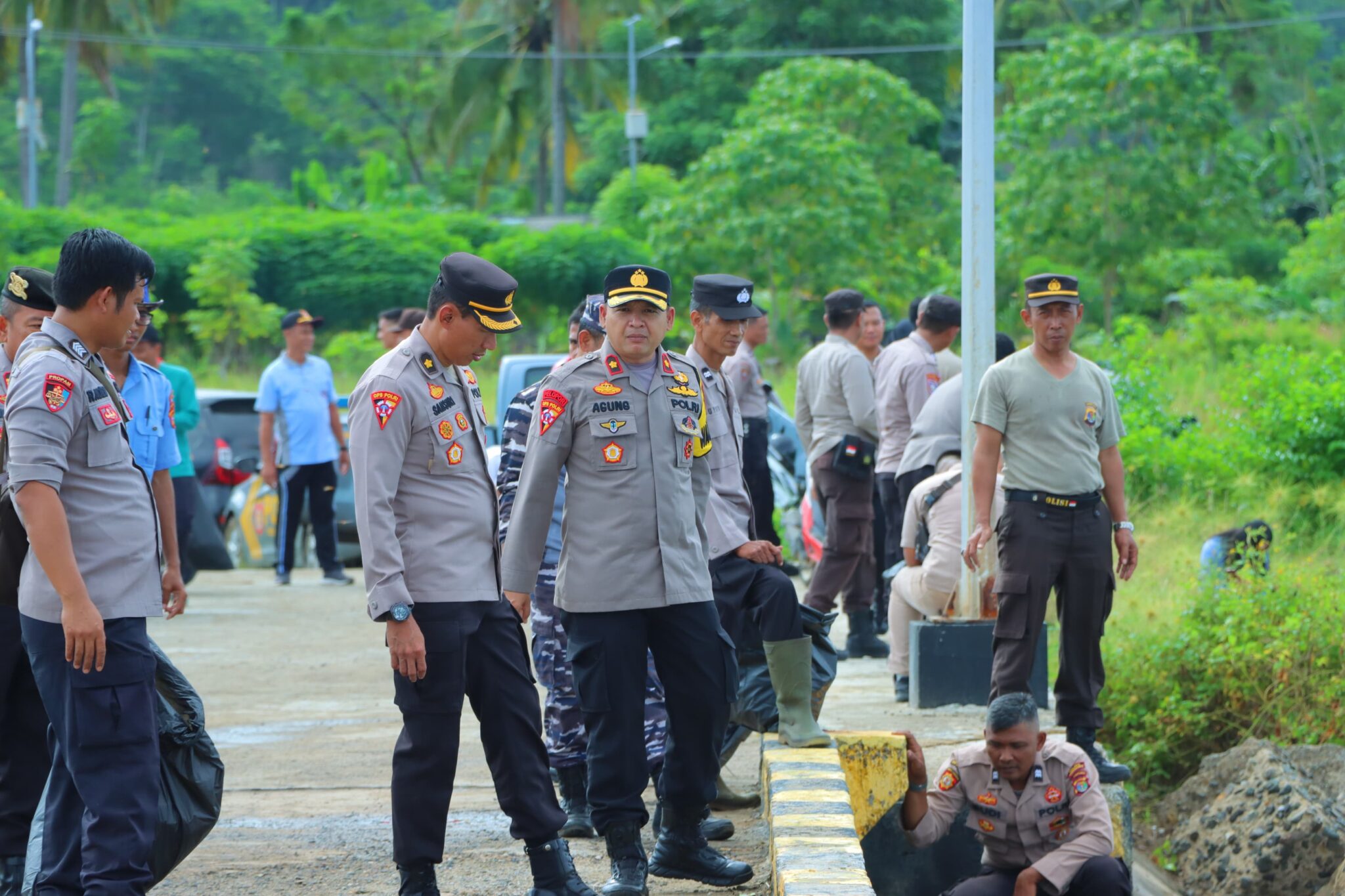 Unsur Gabungan Dan Polres Tanggamus Gelar Bersih Pantai