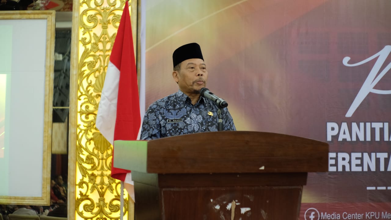 MERANTI - Pemerintah Kabupaten Kepulauan Meranti mengingatkan Panitia Pemilihan Kecamatan (PPK), yang akan bertugas dalam Pemilihan Kepala Daerah (pilkada) 2024 di Kepulauan Meranti untuk menjaga netralitas.

Hal itu disampaikan Pelaksana tugas (Plt) Asisten Bidang Pemerintahan dan Kesra Setdakab Drs. M. Mahdi saat menghadiri pelantikan PPK Pilkada Serentak 2024 Kabupaten Kepulauan Meranti di Grand Meranti Hotel Selatpanjang, Kamis (16/5/2024).

"Atas nama pemerintah kabupaten, kami mengucapkan selamat. Mari jaga netralitas dan saling bekerja sama," kata Mahdi.

Menurutnya, PPK memiliki peran yang sangat penting dalam kelancaran pelaksanaan pilkada mendatang. Untuk itu, anggota PPK diminta bekerja dengan baik dan selalu berpedoman kepada aturan yang berlaku.

"Bekerja dengan jujur, adil dan amanah. Ingat sumpah dan janji yang diucapkan karena akan menjadi pertanggung jawaban pada Yang Maha Kuasa," ucapnya.

Sementara itu, Komisioner Divisi Hukum Komisi Pemilihan Umum (KPU) Provinsi Riau Suprianto yang turut hadir berpesan, banyak tugas dan tahapan yang akan dilalui menjelang pilkada pada 27 November 2024 mendatang. Mulai dari sosialisasi teknis dan berbagai tahapan hingga pelaksanaan pemilihan.

"Ini adalah tahapan awal. Kita selaku panitia memiliki peran utama dituntut untuk berintegritas dan bertanggung jawab.

Pelantikan tersebut diikuti 45 orang PPK dari 9 kecamatan di Kepulauan Meranti dan dipimpin langsung oleh Ketua KPU Kepulauan Meranti Katmuji, M.Si.

Hadir dalam kegiatan itu, unsur Forkopimda Kepulauan Meranti, Komisioner KPU dan Bawaslu Kepulauan Meranti dan tamu undangan lainnya.

Editor Abdul
Reporter : Adi
Sumber : (Prokopim)